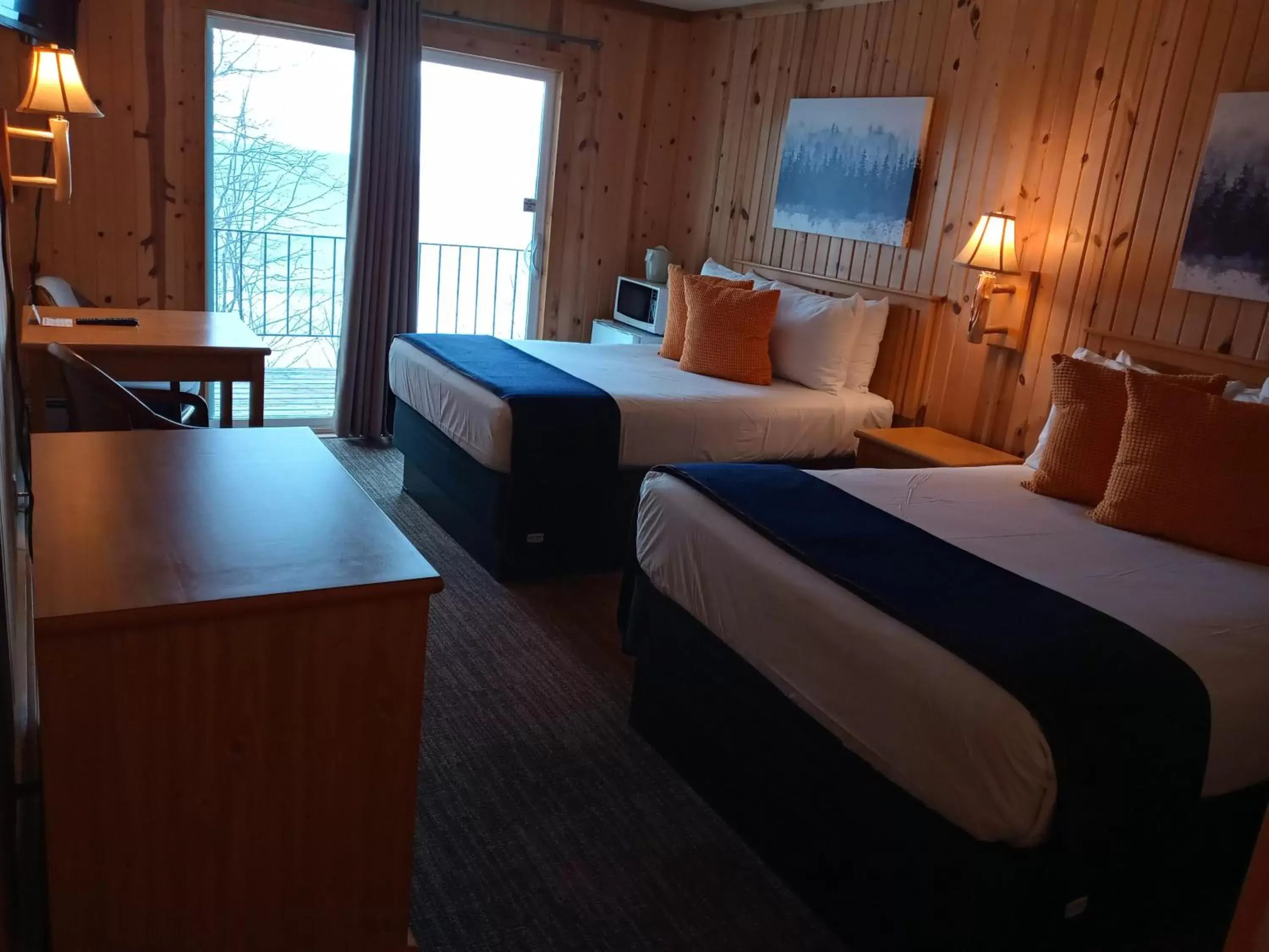 Double Room with Two Double Beds in Cliff Dweller on Lake Superior Double Room with Two Double Beds in Cliff Dweller on Lake Superior