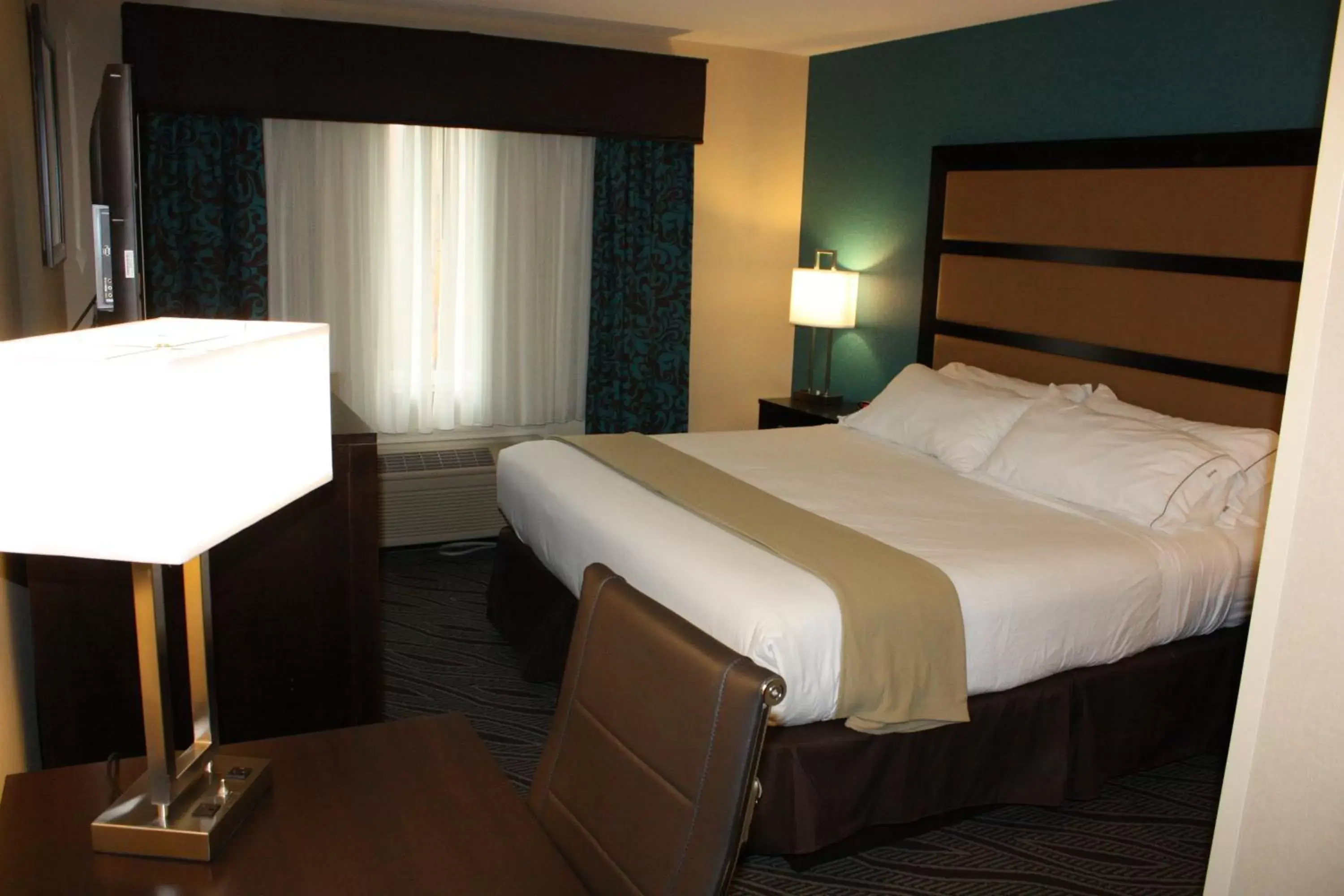 Standard Corner King Room in Holiday Inn Express - Ludlow - Chicopee Area by IHG Standard Corner King Room in Holiday Inn Express - Ludlow - Chicopee Area by IHG