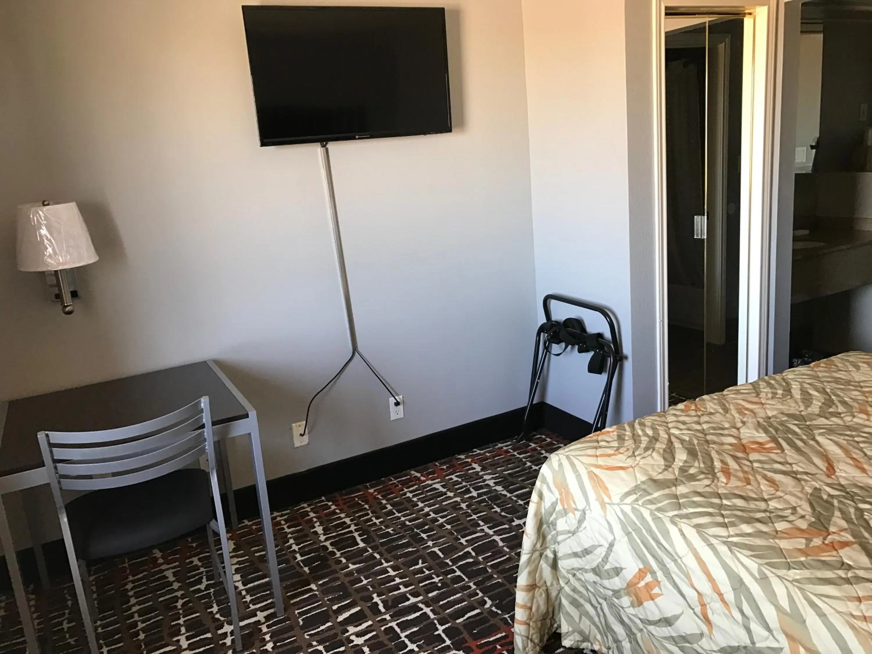 TV and multimedia, Bed in Express Inn Weslaco/Mercedes