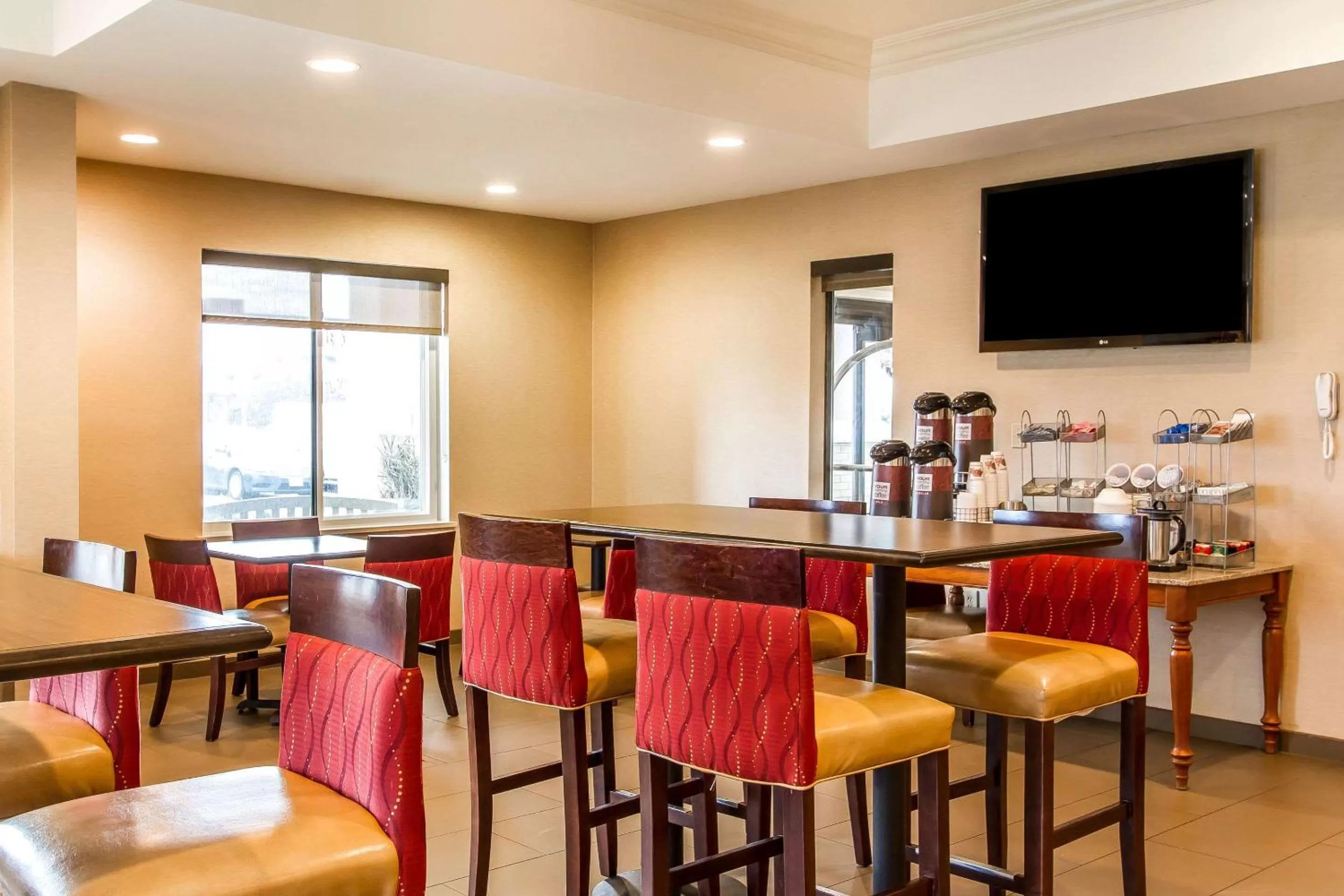 Restaurant/places to eat in Comfort Suites Mattoon East