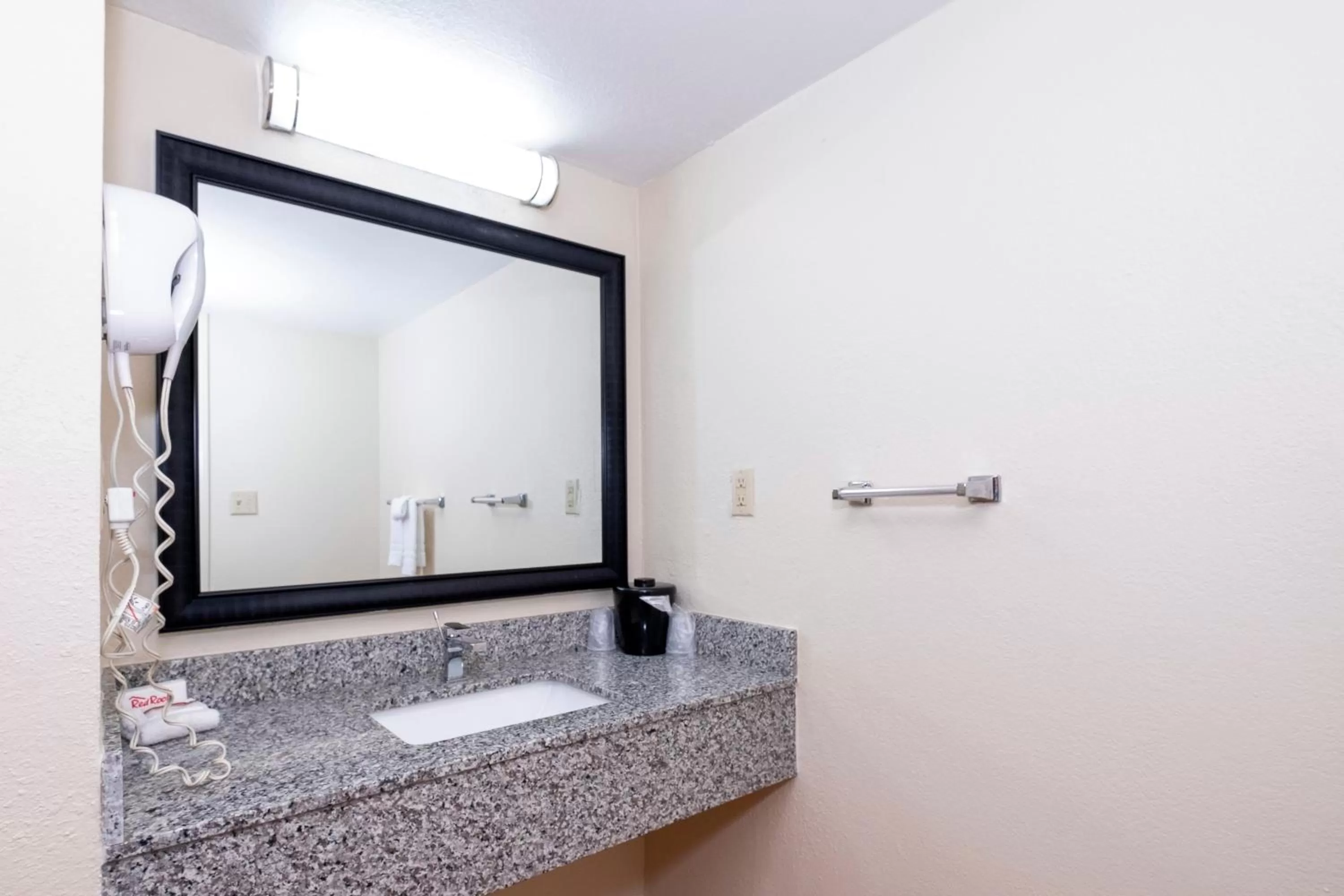 Bathroom in Red Roof Inn Houston North - FM1960 & I-45