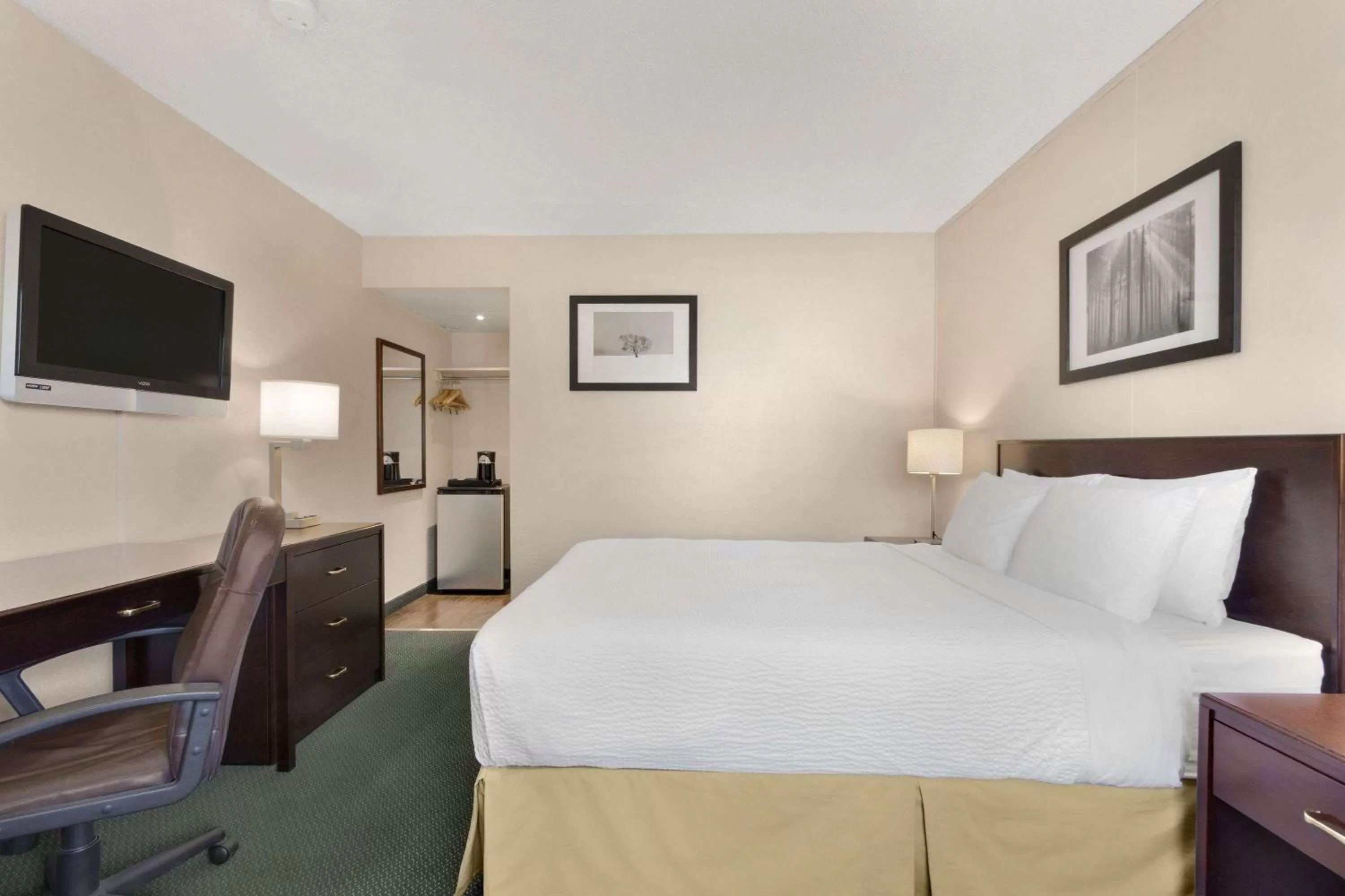 Photo of the whole room, Bed in Days Inn by Wyndham Lethbridge