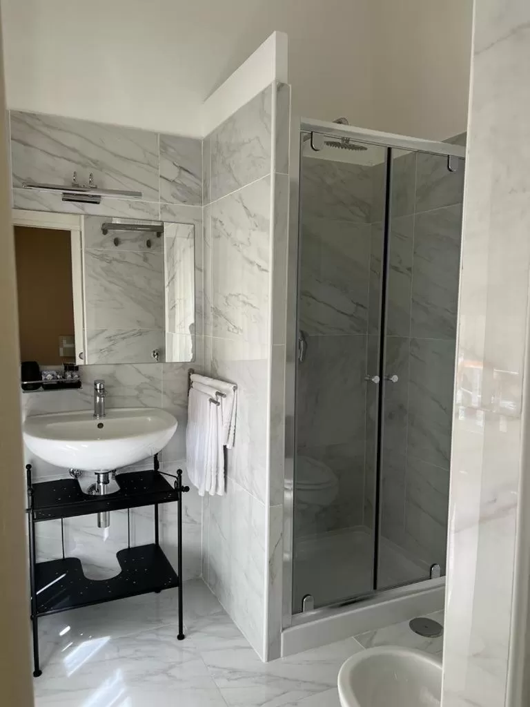 Shower in TIZIANA'S HOUSE