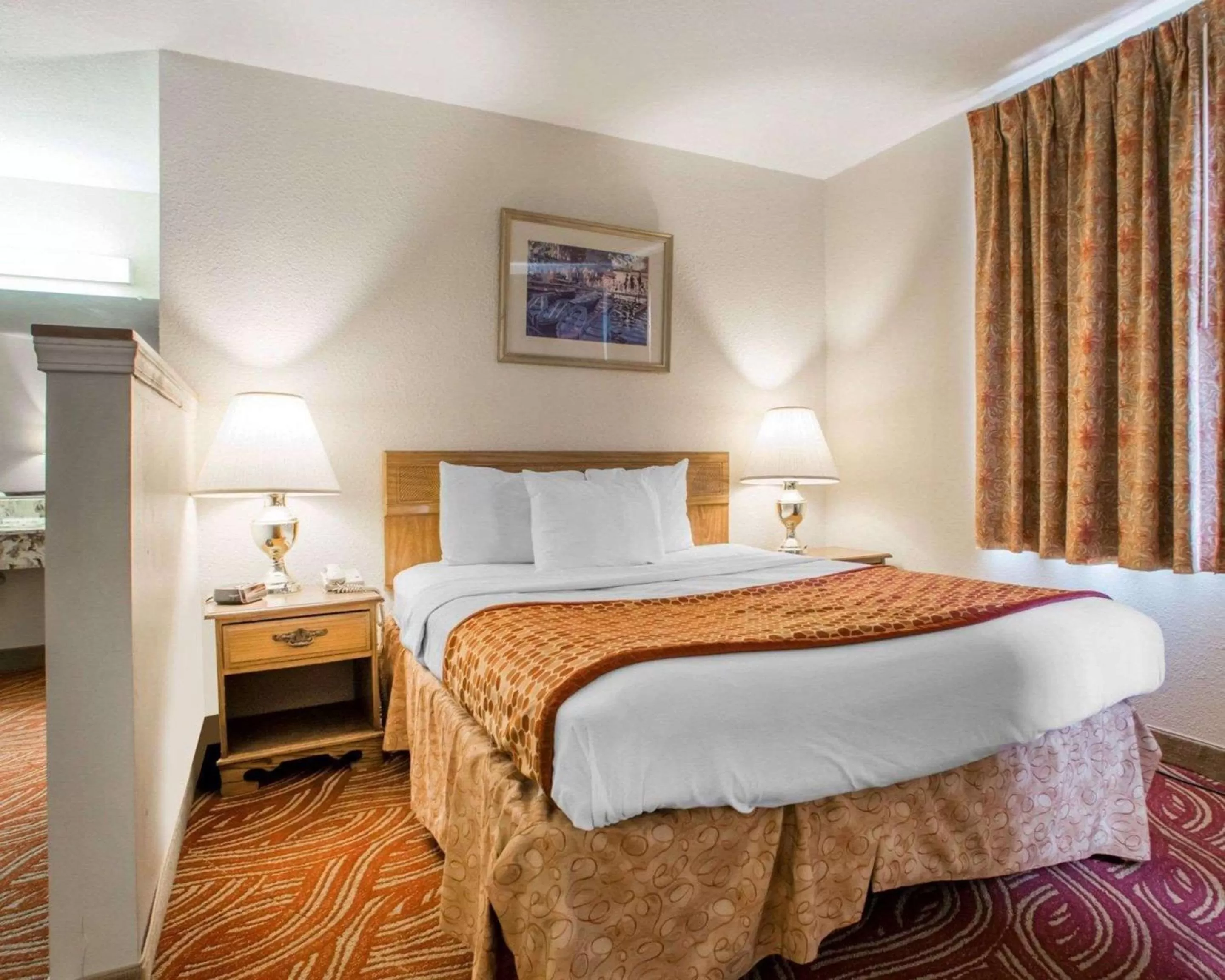 Photo of the whole room, Bed in University Inn & Suites