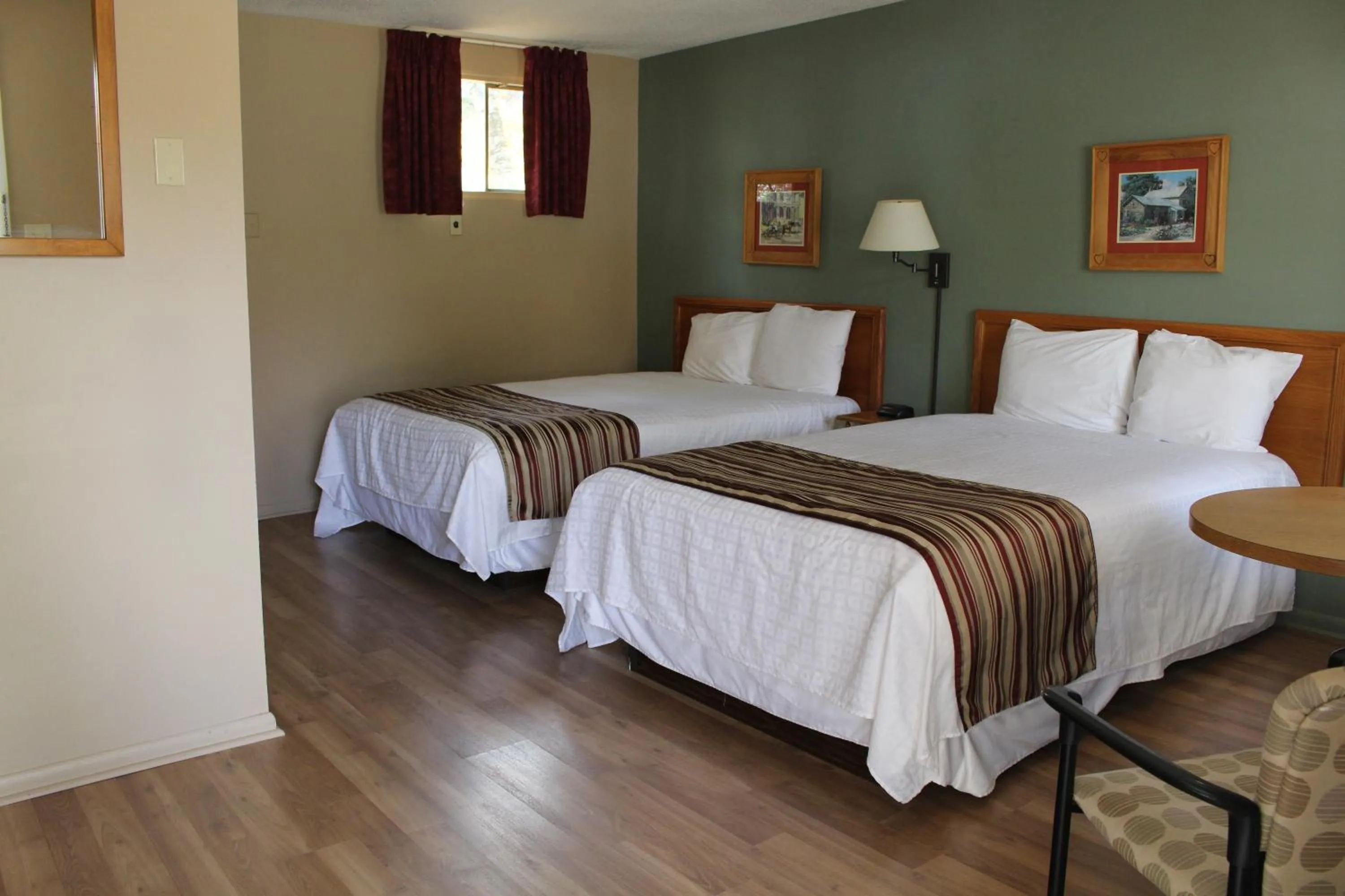 Photo of the whole room in Colonial Resort-1000Islands