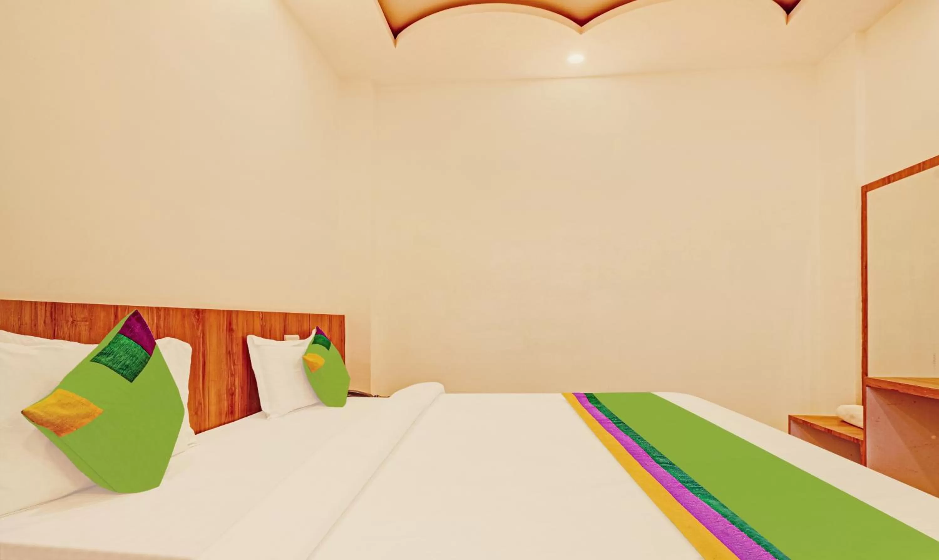 Bed in Treebo Trend Silver Stallion