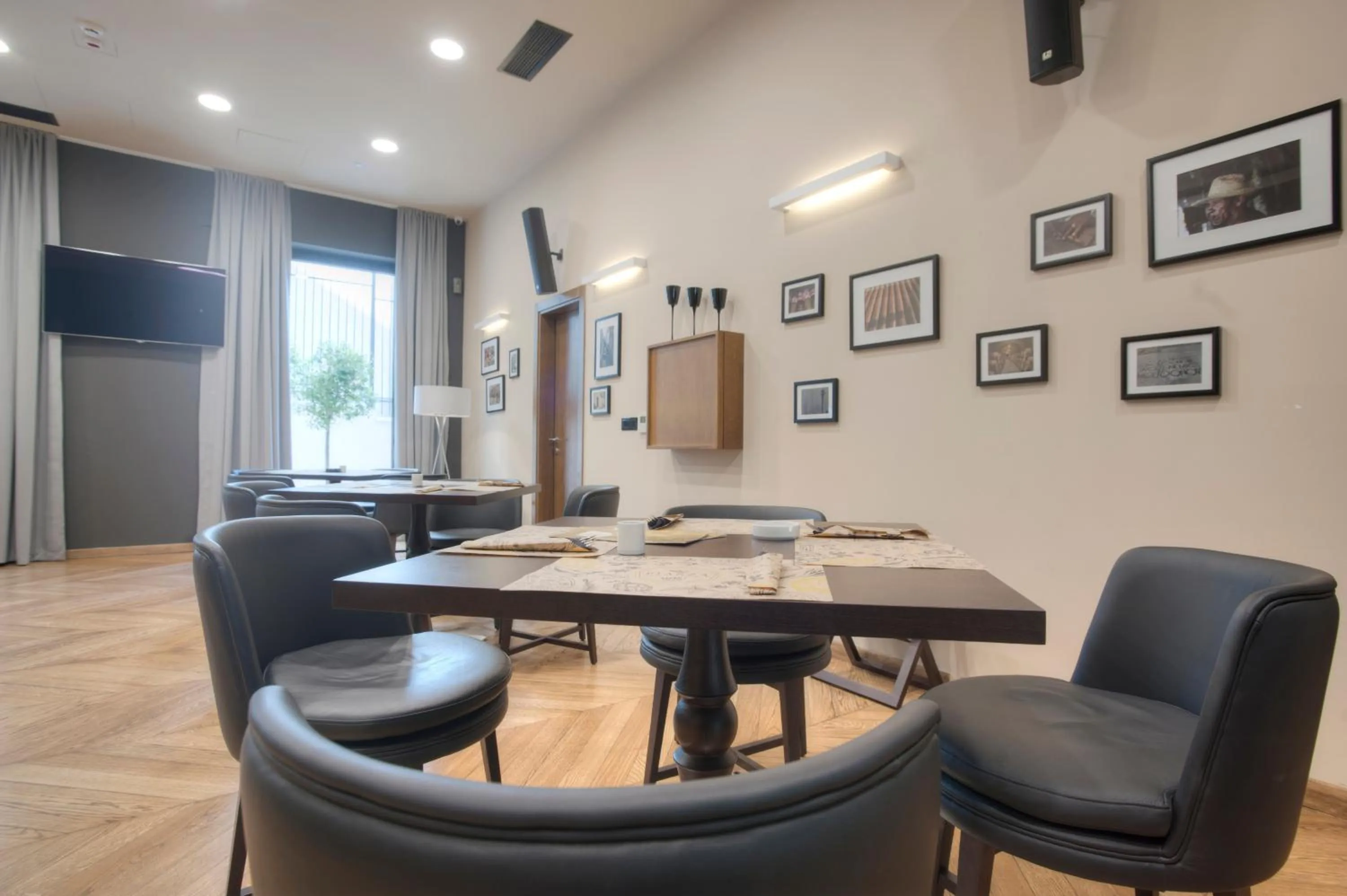 Restaurant/places to eat in Hotel Moskva