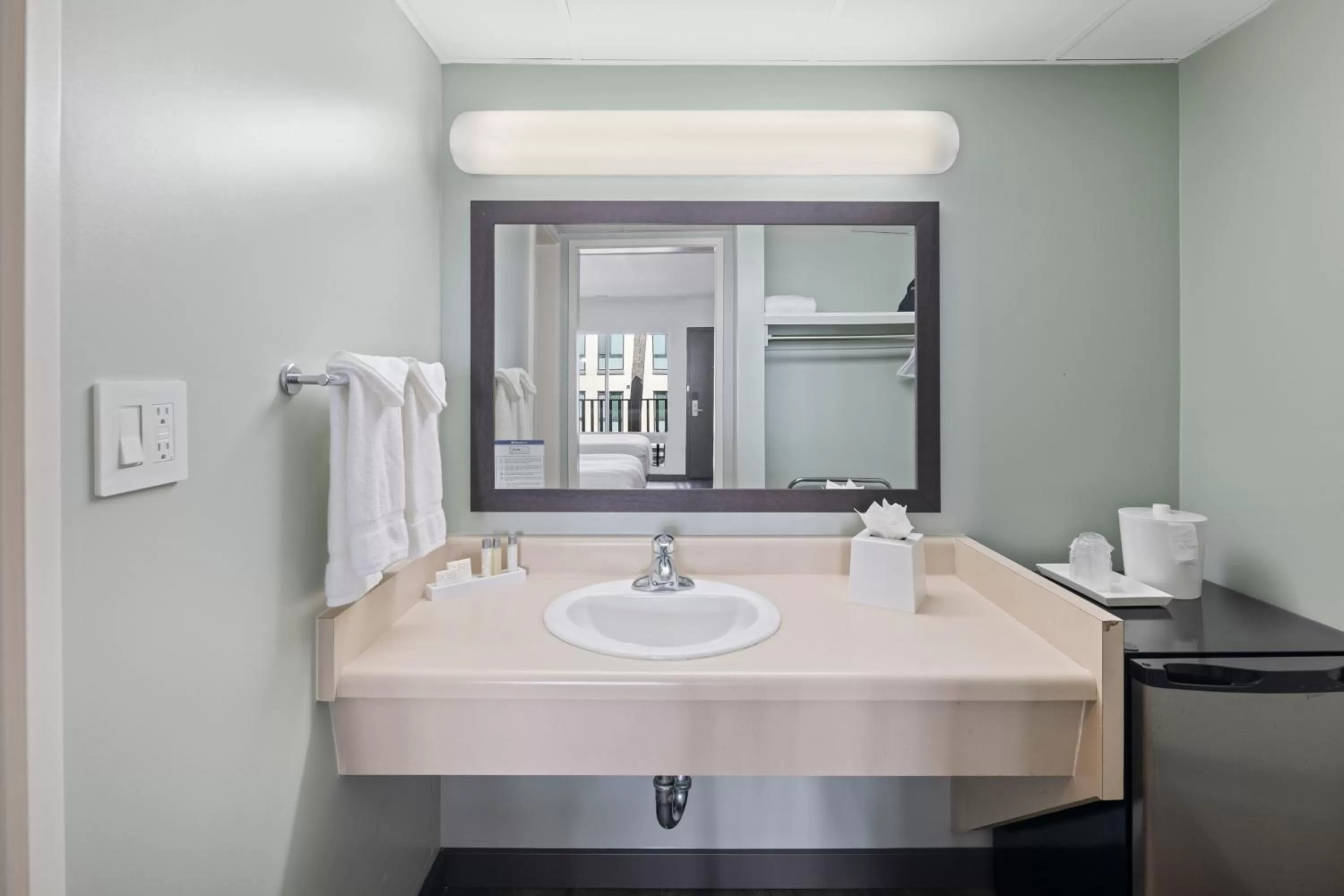 Bathroom in Vagabond Inn Glendale