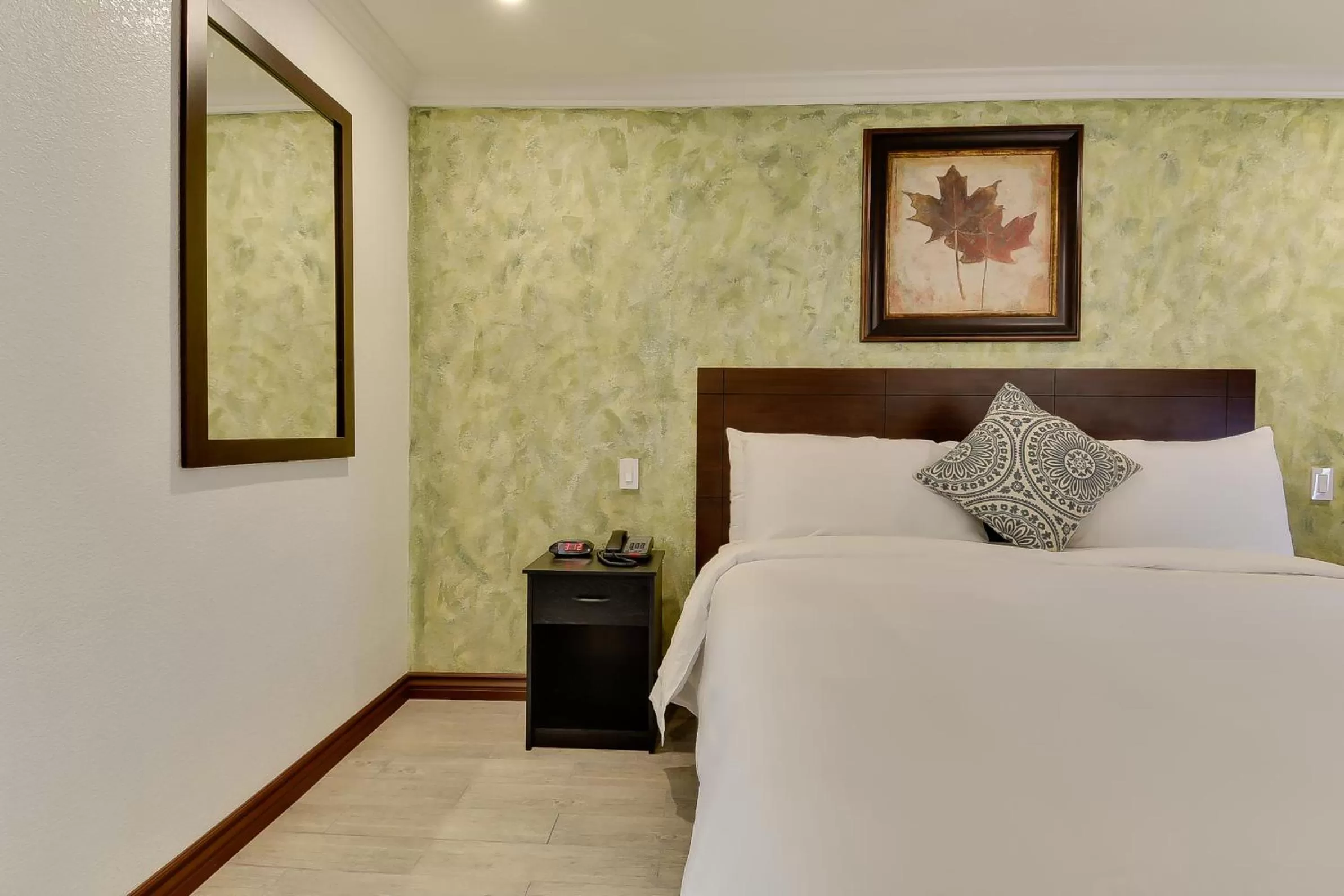 Photo of the whole room, Bed in Vagabond Inn San Pedro