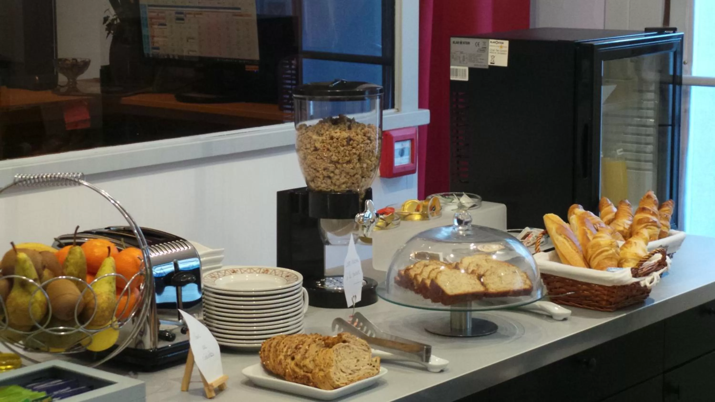 Buffet breakfast in Hôtel Le Biarritz - Vichy