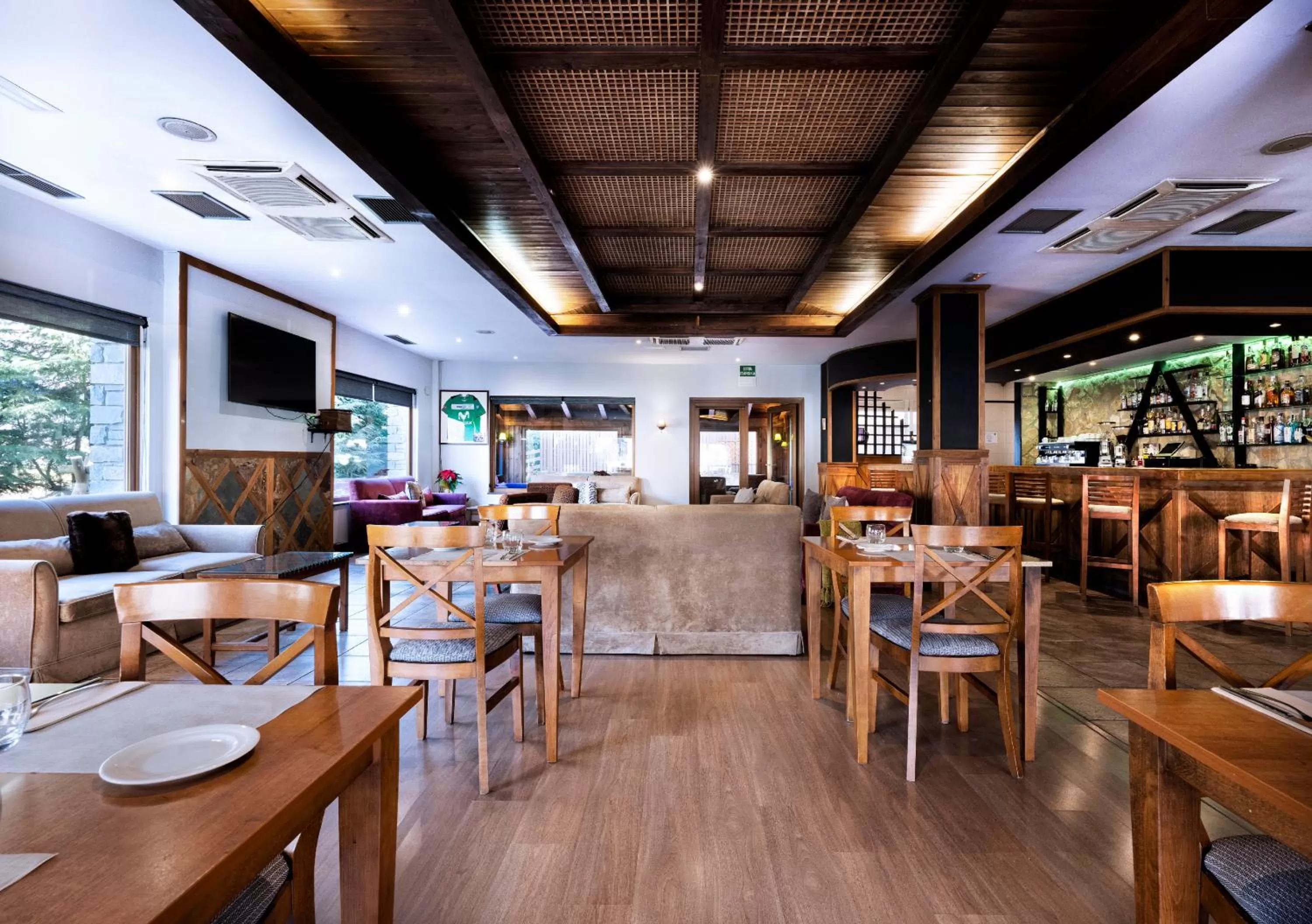 Lounge or bar in Hotel Vielha Val d'Aran, Affiliated by Meliá