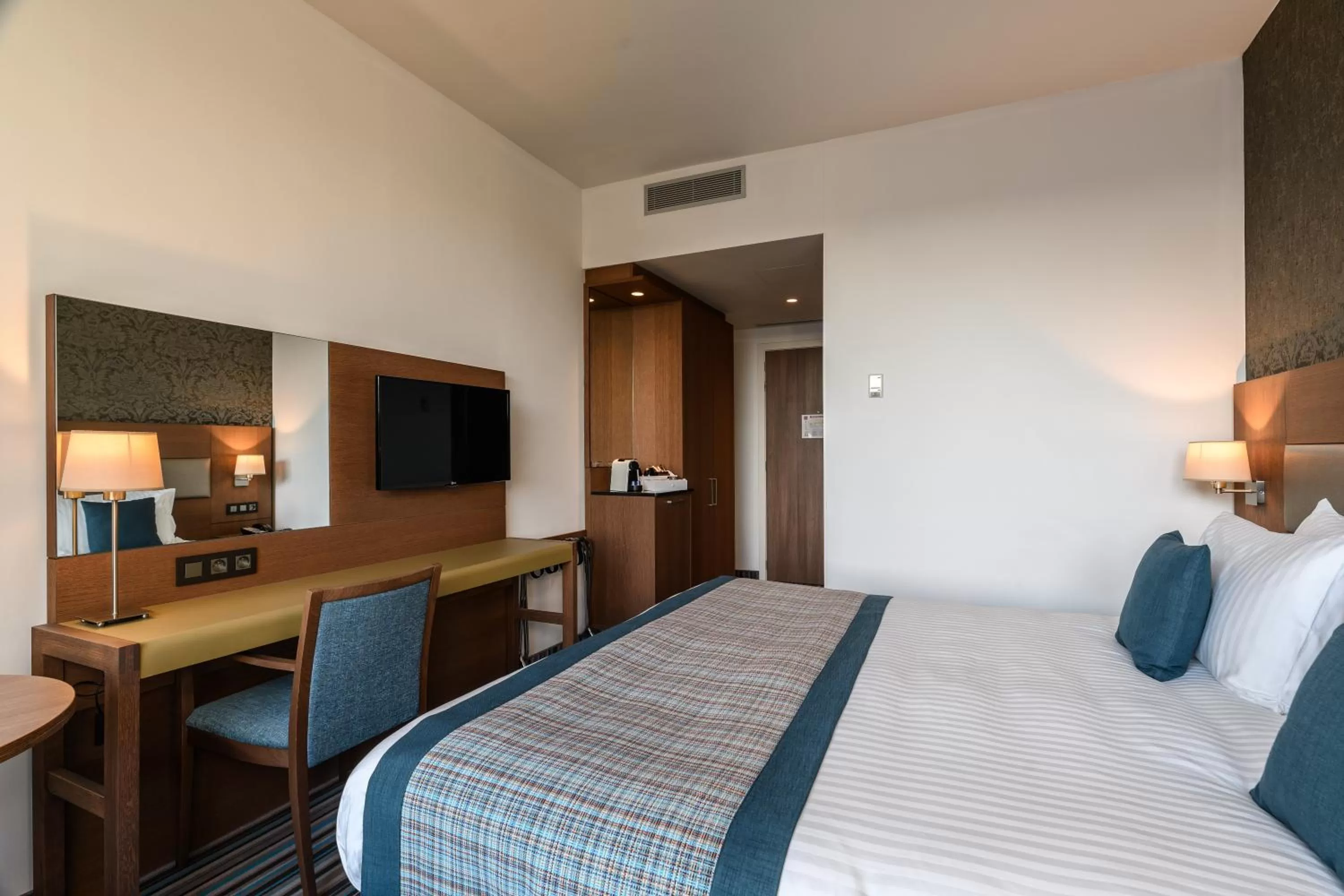 Bedroom, Bed in Leopold Hotel Oudenaarde