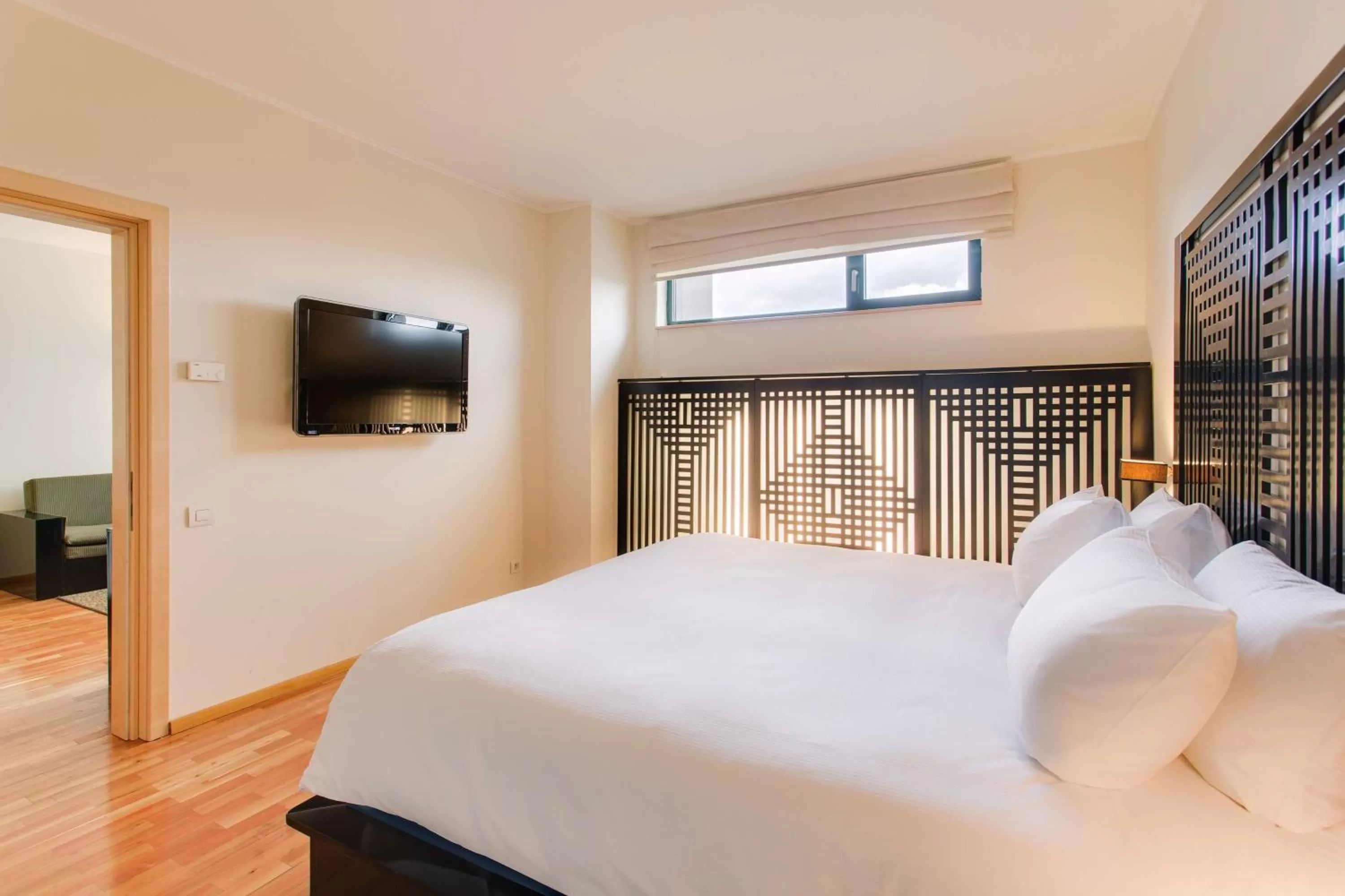 Bedroom, Bed in DoubleTree by Hilton Hotel Cluj - City Plaza