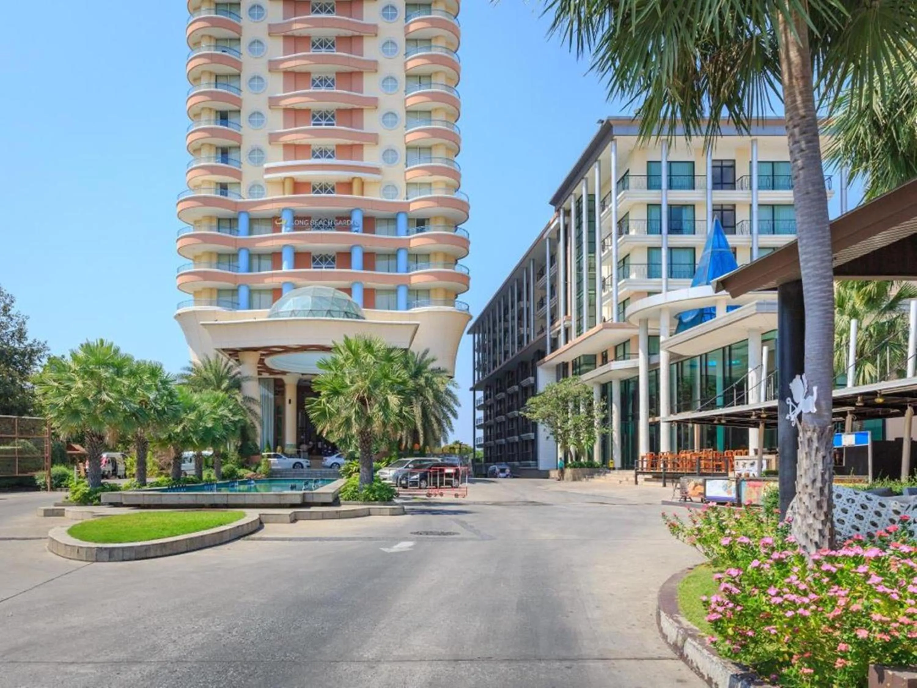 Property building in Long Beach Garden Hotel & Pavilions