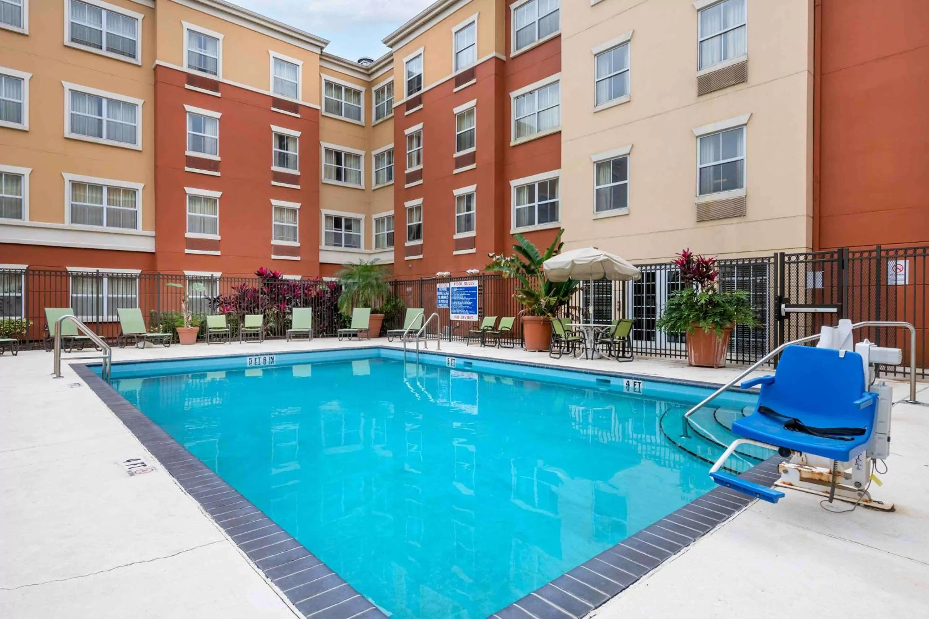 Pool view in Extended Stay America Suites - Orlando - Convention Center - 6443 Westwood