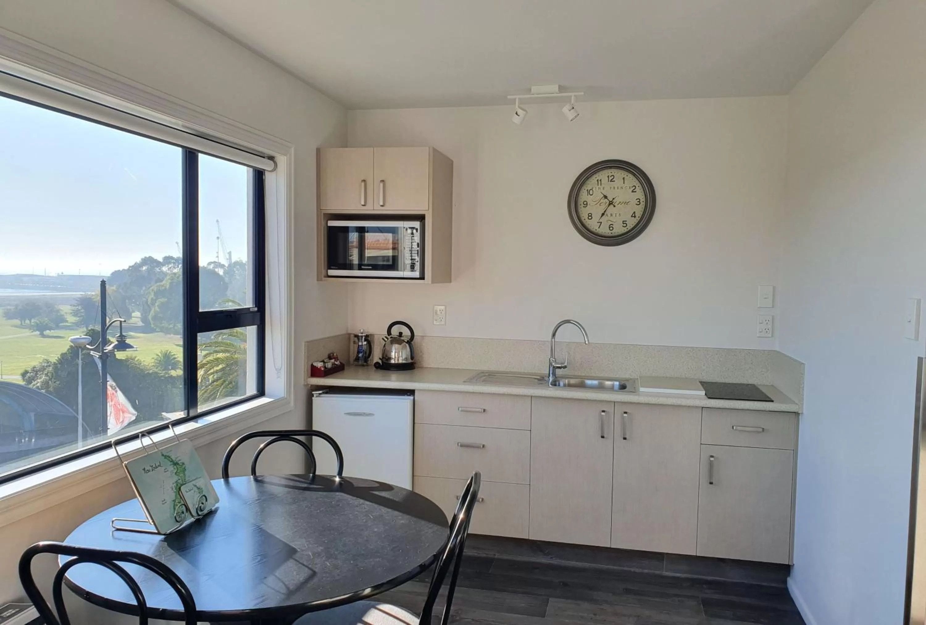 Kitchen or kitchenette, Kitchen/Kitchenette in Panorama Motor Lodge