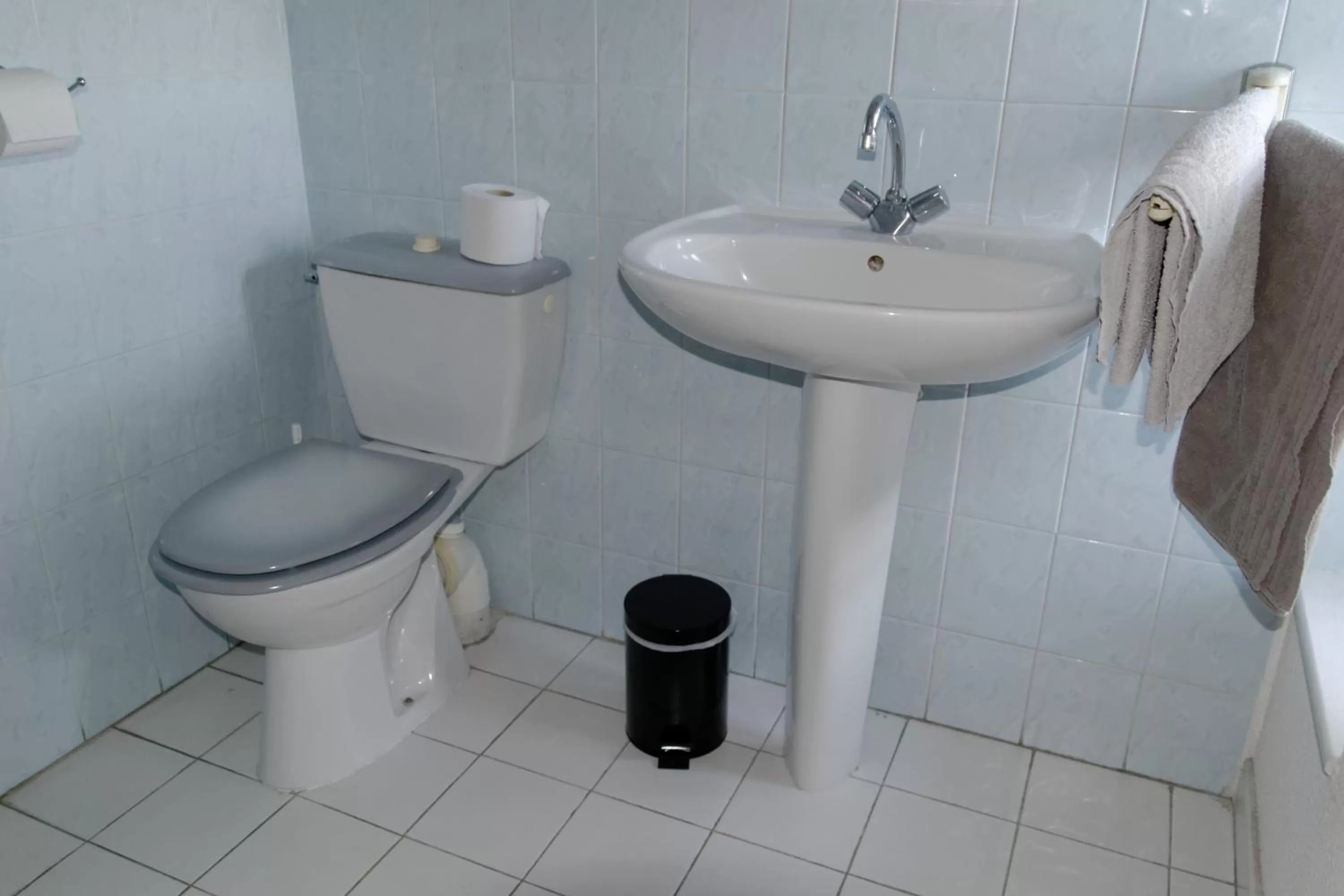 Toilet in Hotel Du Commerce