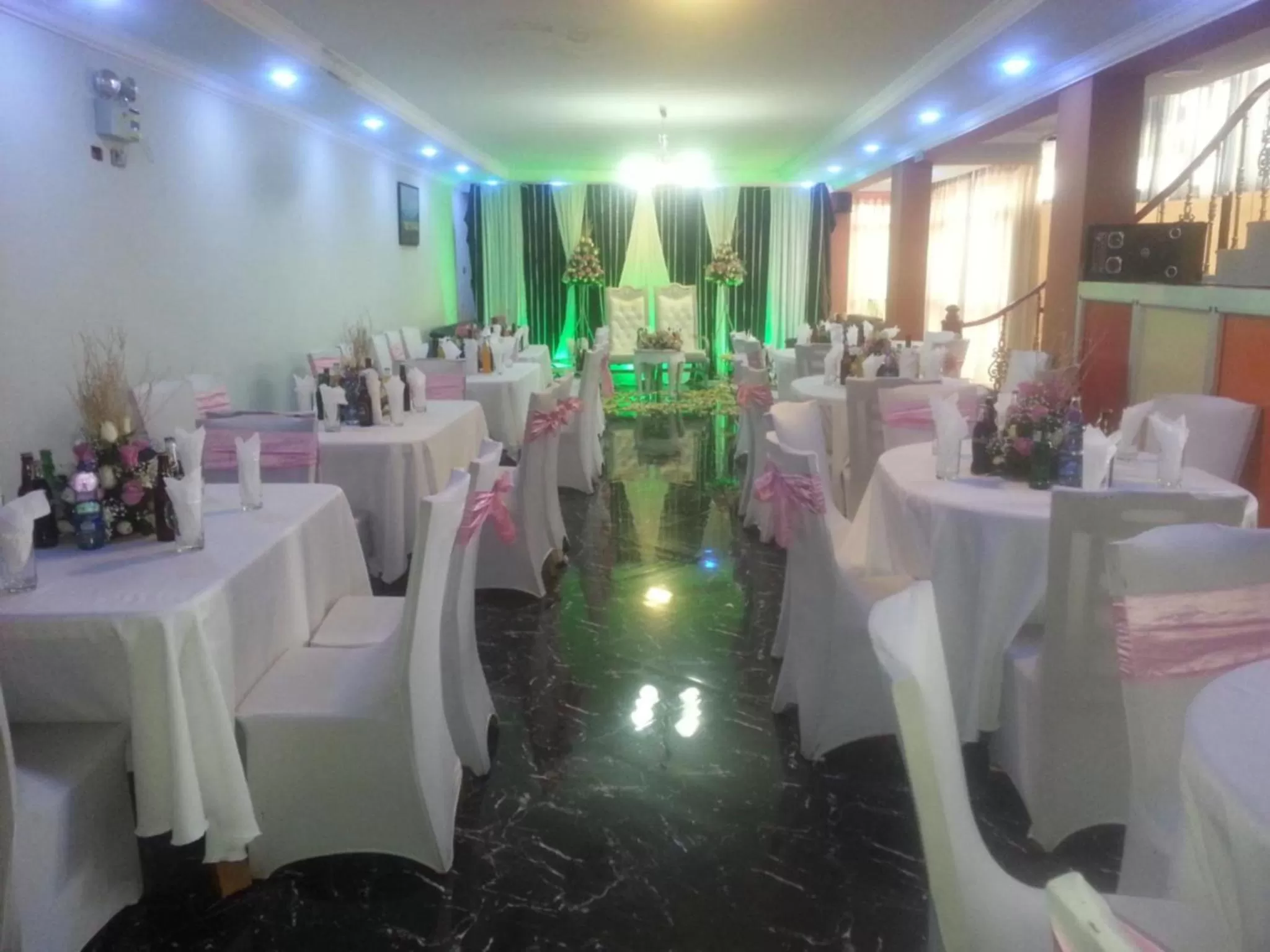 Restaurant/Places to Eat in North Addis Hotel