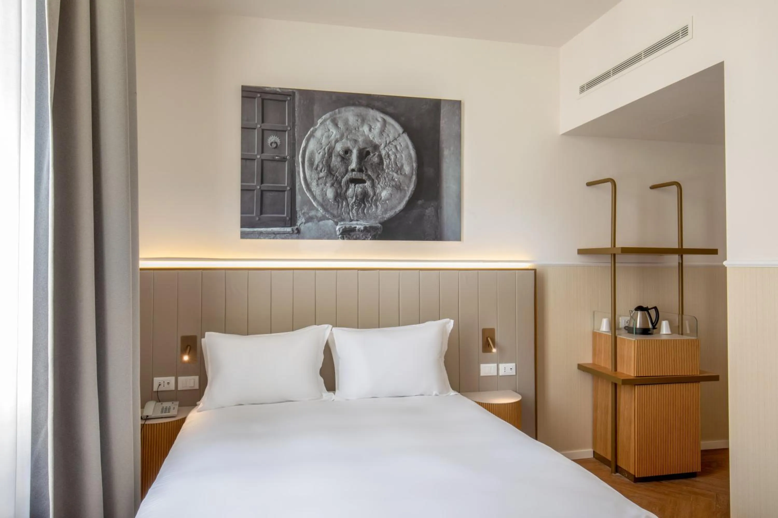 Bed in Cosmopolita Rome Colosseum, Tapestry Collection by Hilton
