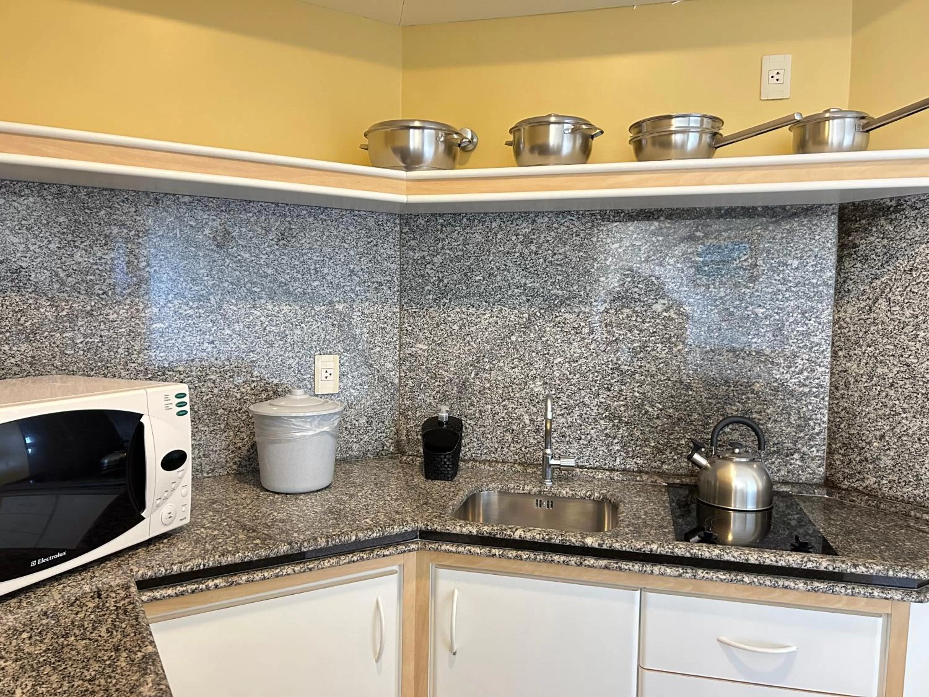 Coffee/tea facilities, Kitchen/Kitchenette in Golfinhos Apart Hotel