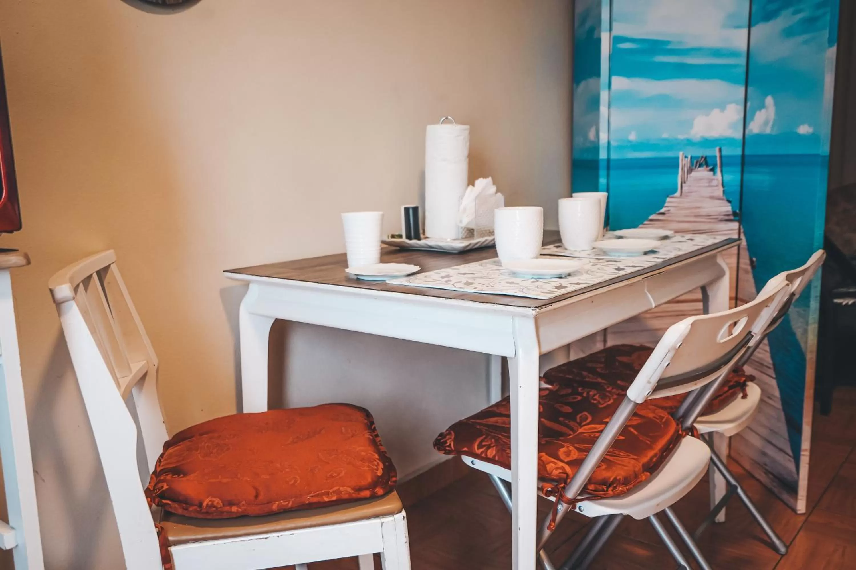 Dining area in Hollywood Light Haven Lodge