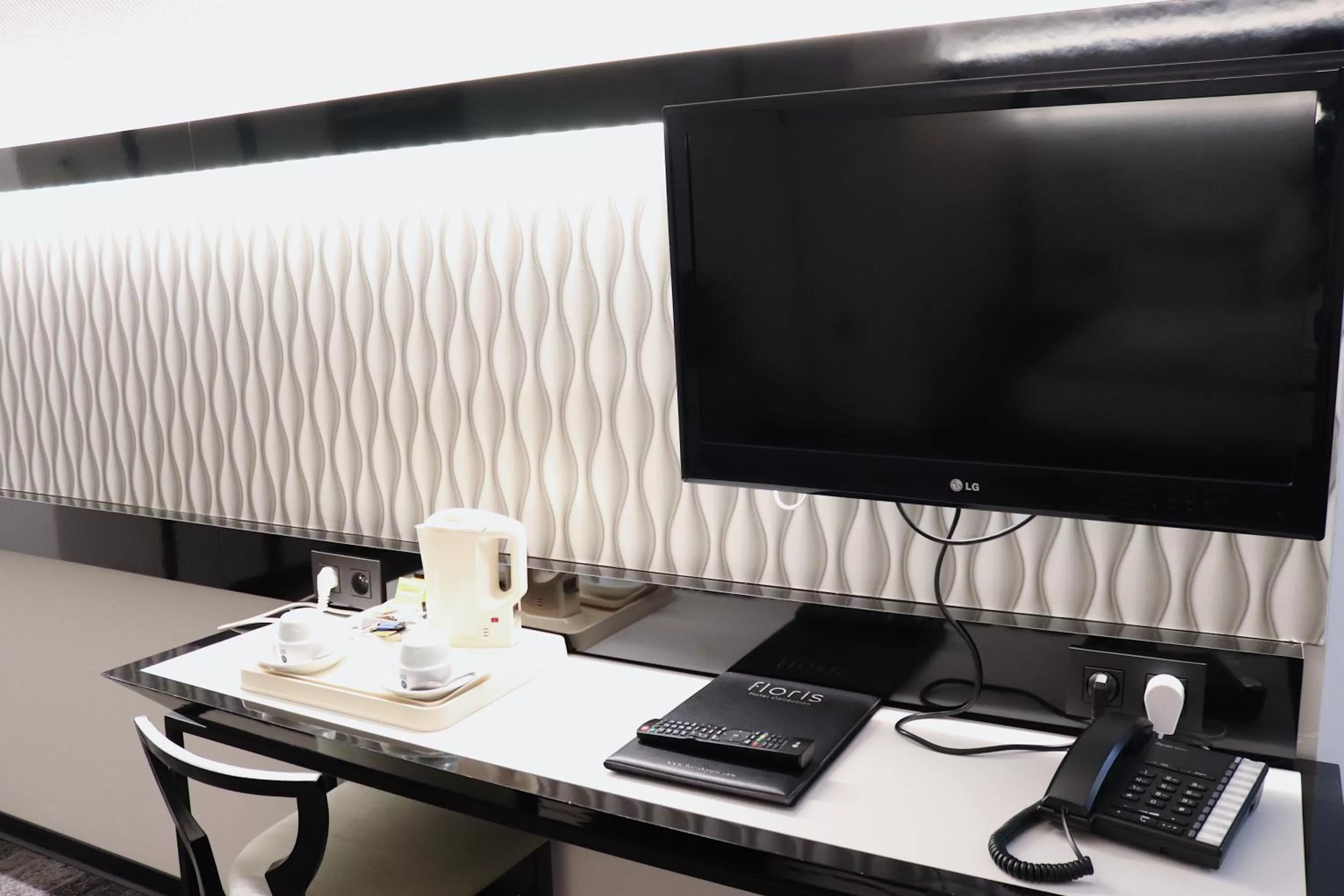 TV and multimedia in Hotel Floris Arlequin Grand-Place