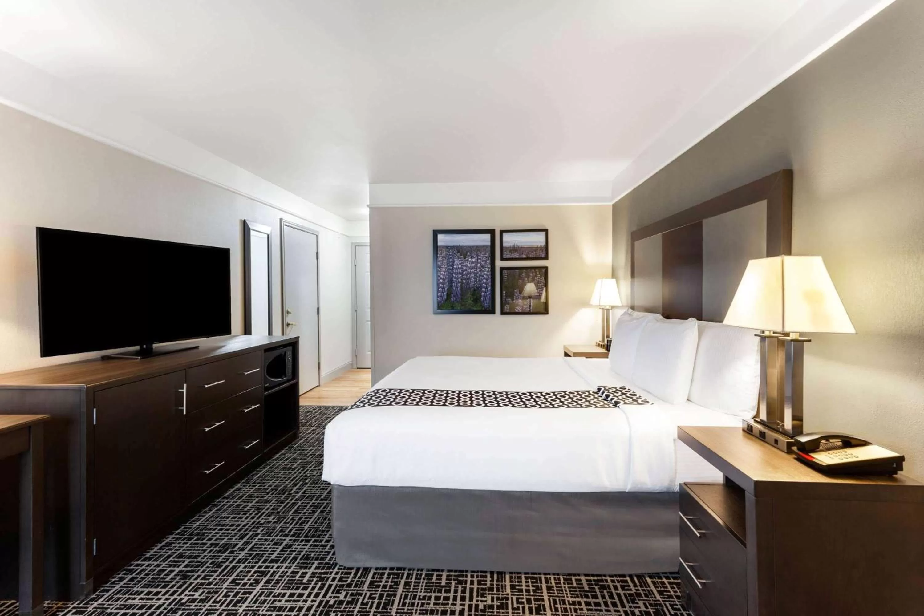 Photo of the whole room, Bed in La Quinta by Wyndham Seguin