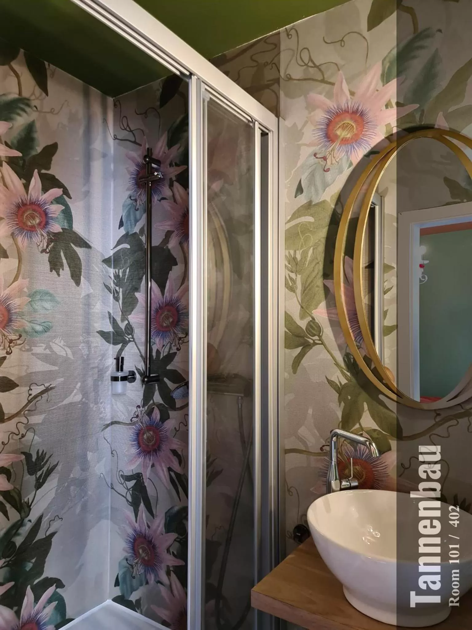 Shower in The Henry Self Check-In Guesthouse