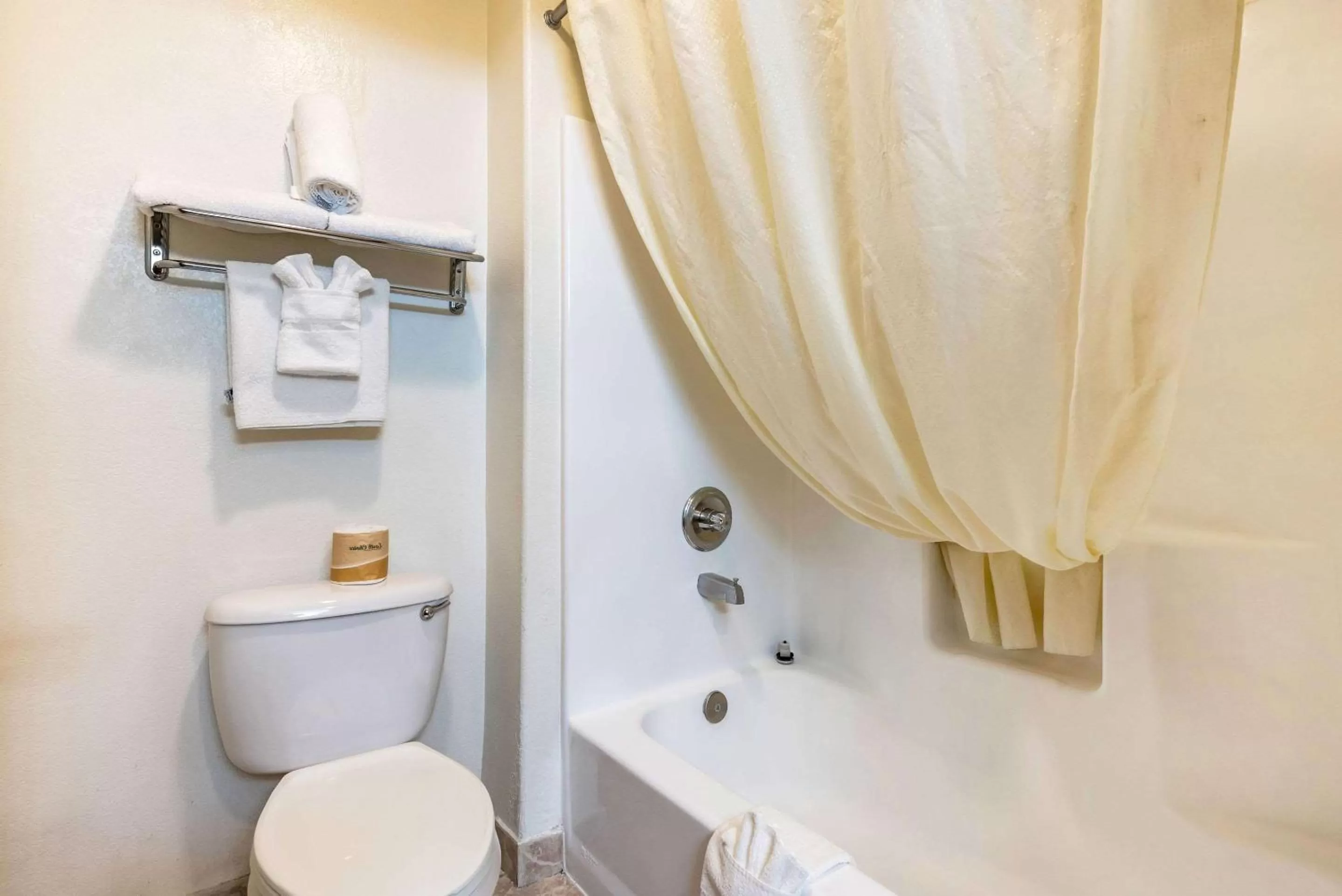 Bathroom in Econo Lodge Pueblo North