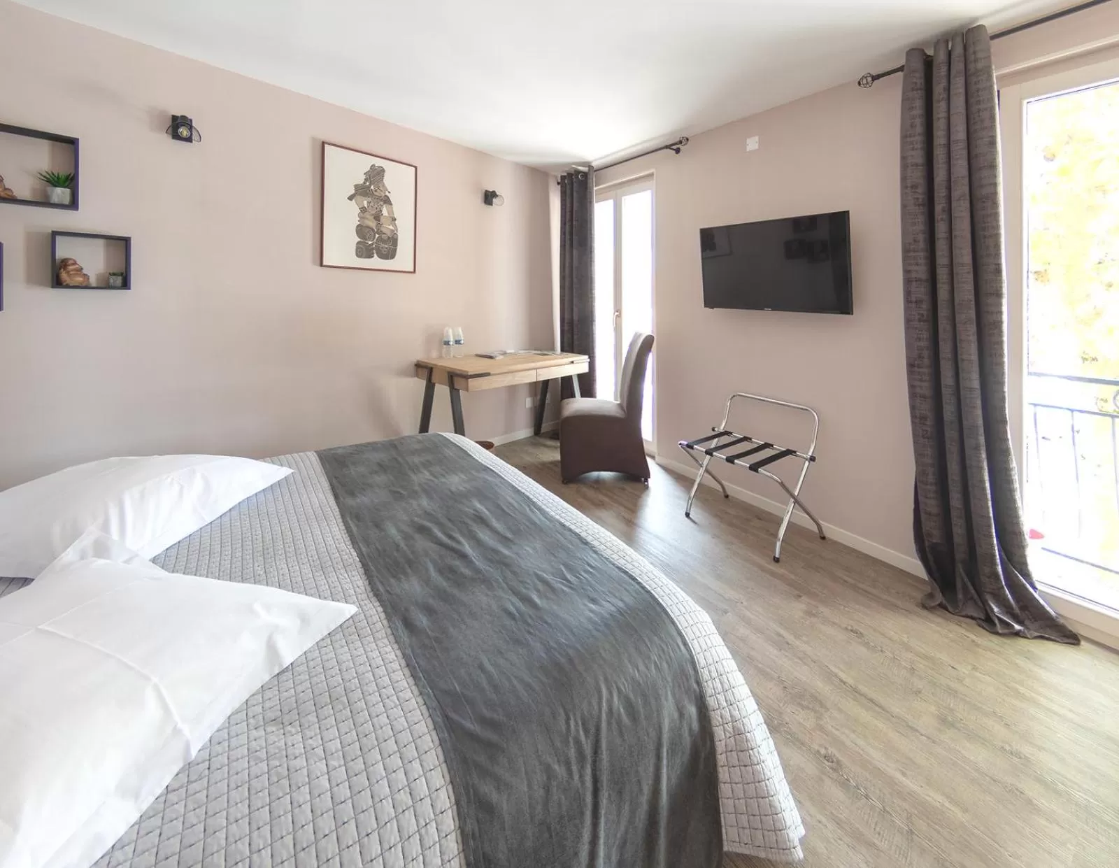 Communal lounge/ TV room, Bed in Le Relais de la Poste