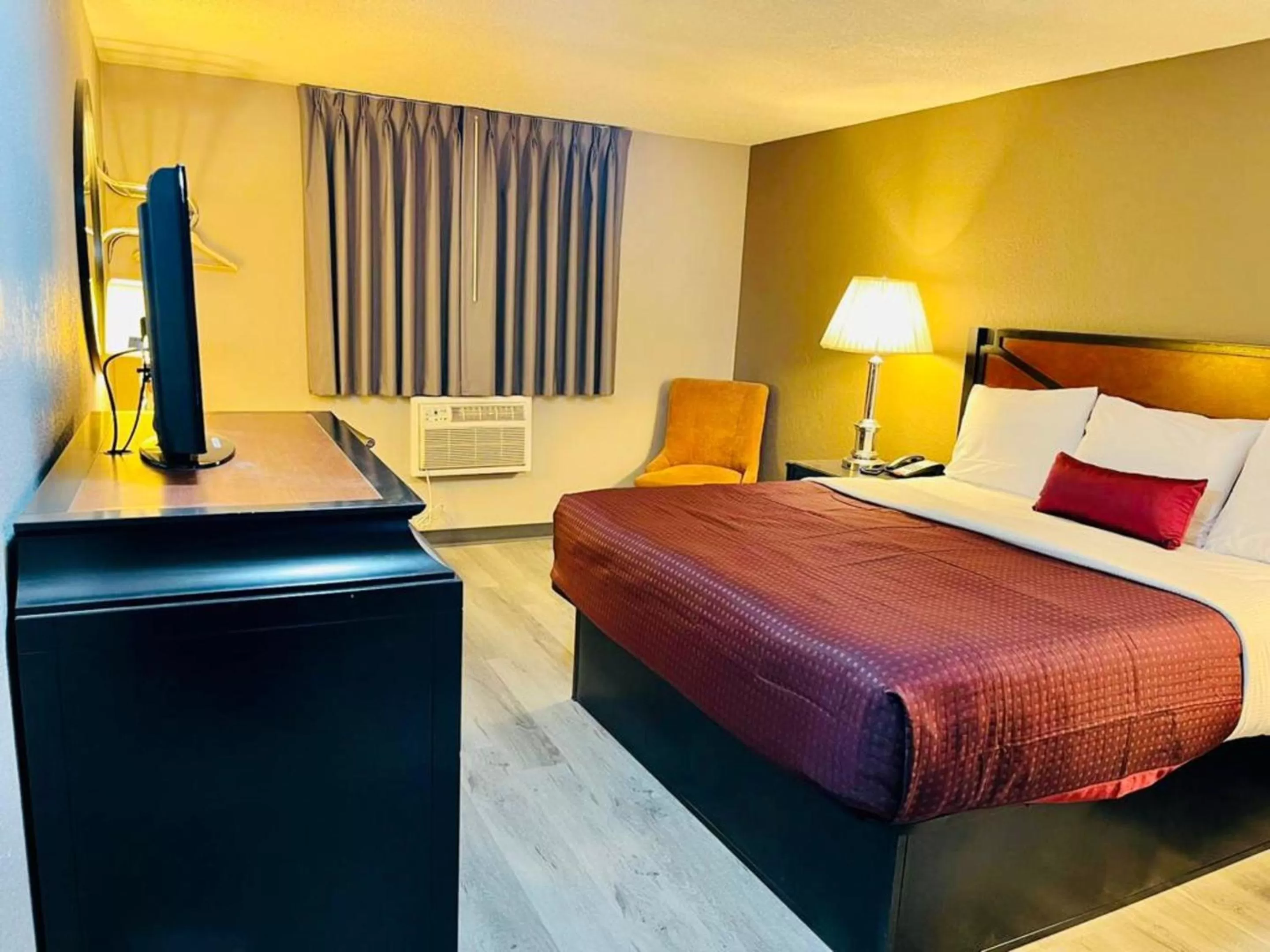 Bedroom, Bed in Super 8 by Wyndham Benton Harbor St Joseph