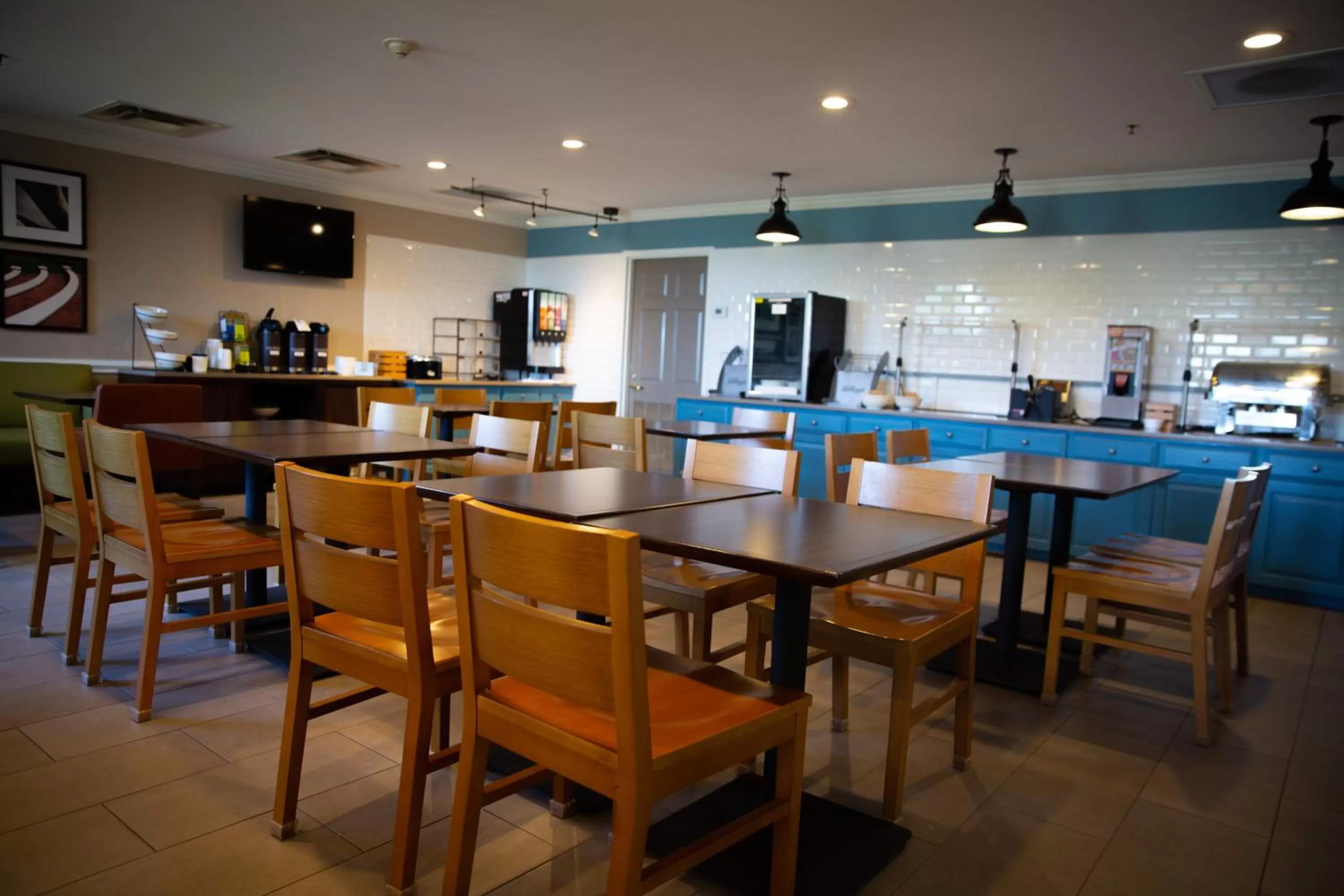 Breakfast in Country Inn & Suites by Radisson, Burlington Elon , NC