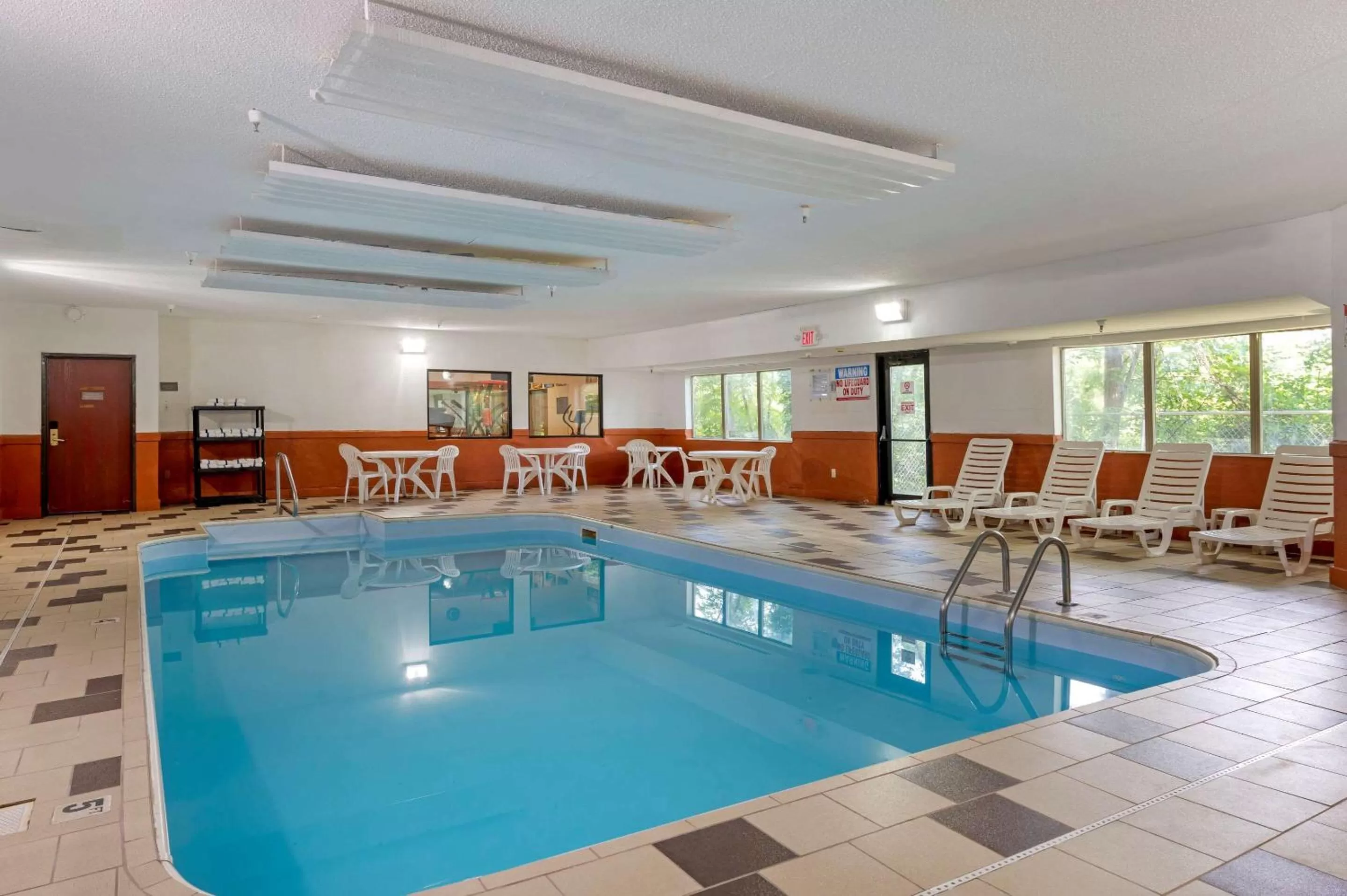 Swimming pool in Comfort Inn Pickerington - Columbus East