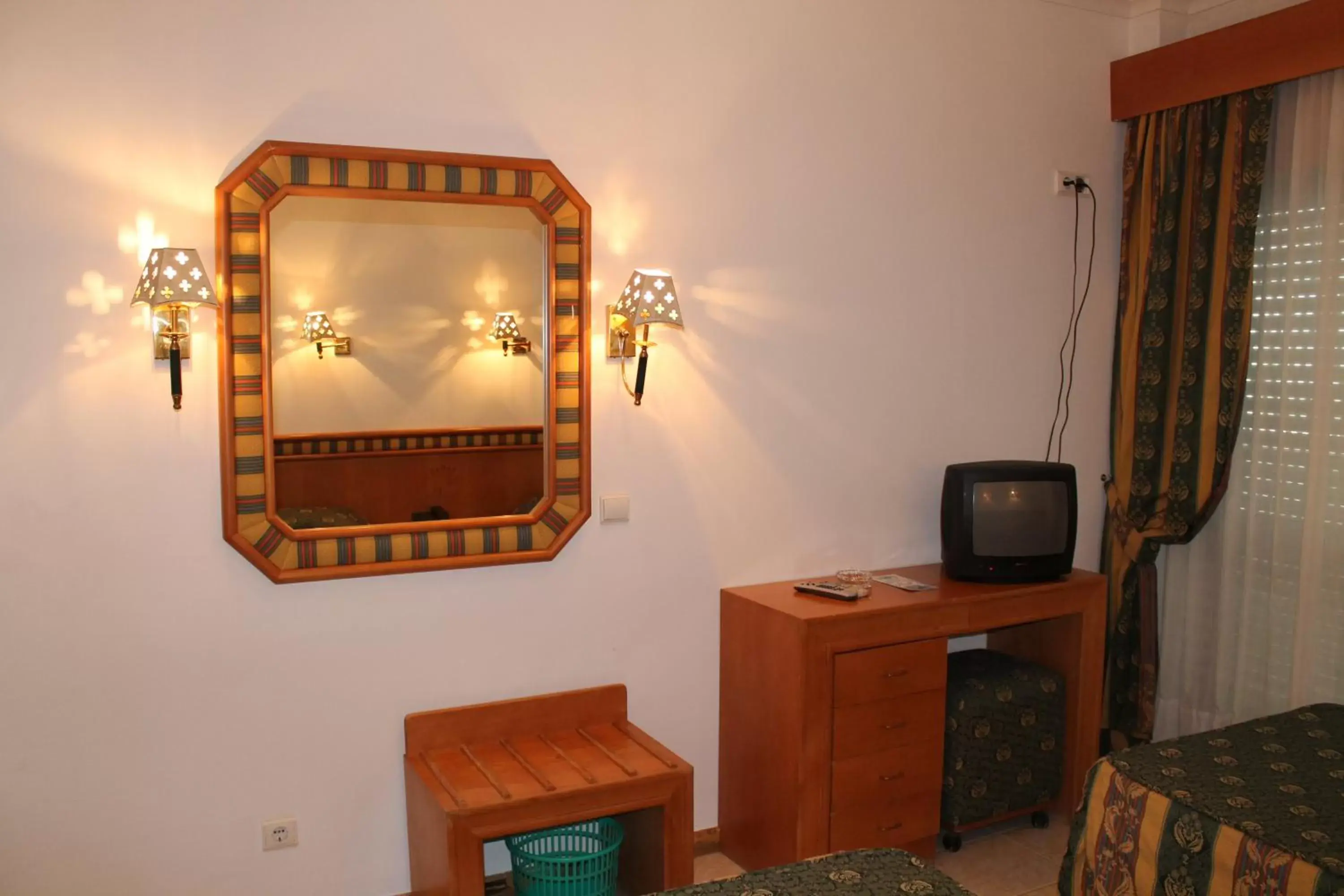 Triple Room with Private Bathroom in Real Caparica Hotel Triple Room with Private Bathroom in Real Caparica Hotel