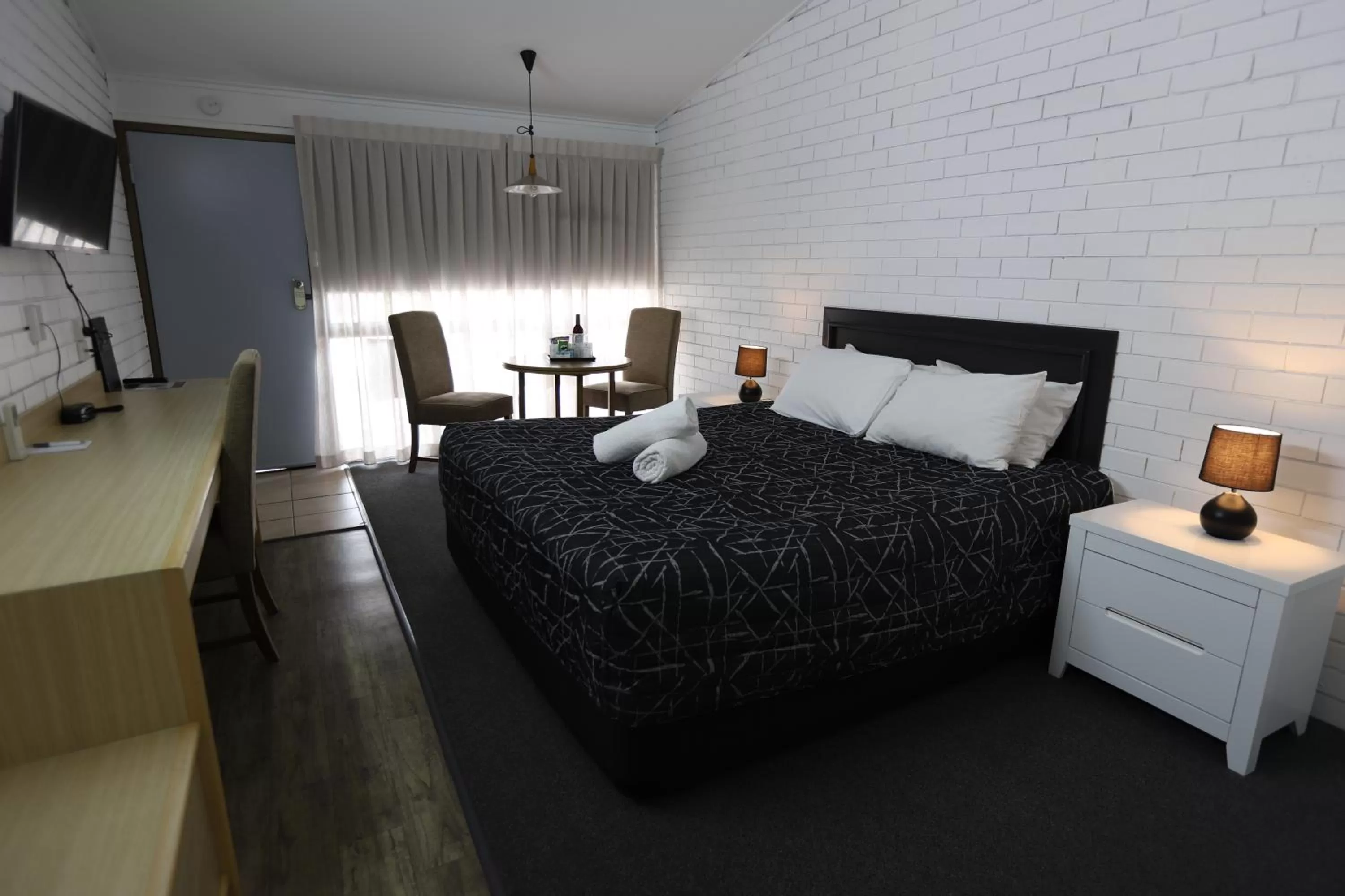 Photo of the whole room, Bed in The Town House Motor Inn