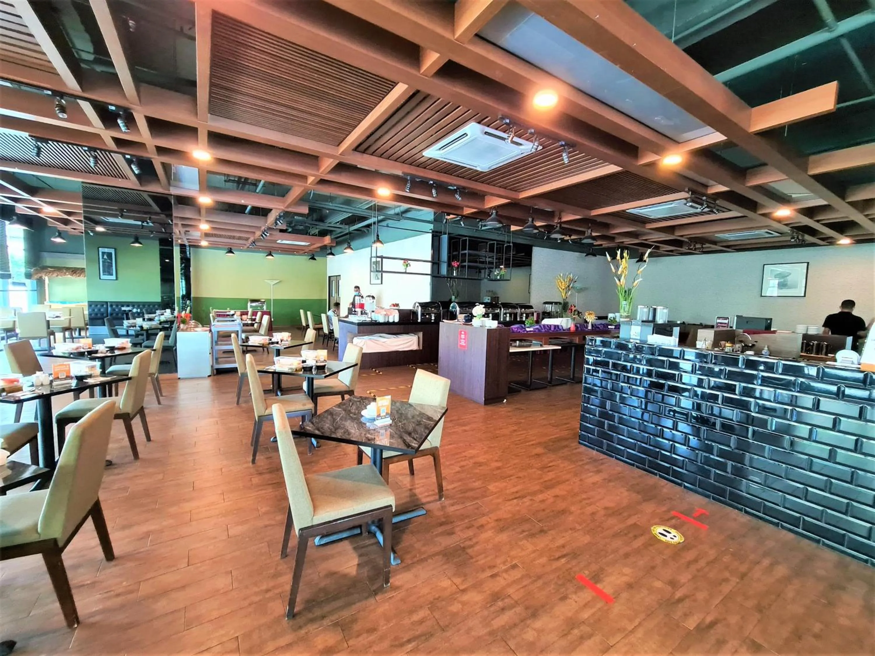 Restaurant/places to eat in Nexus Regency Suites & Hotel