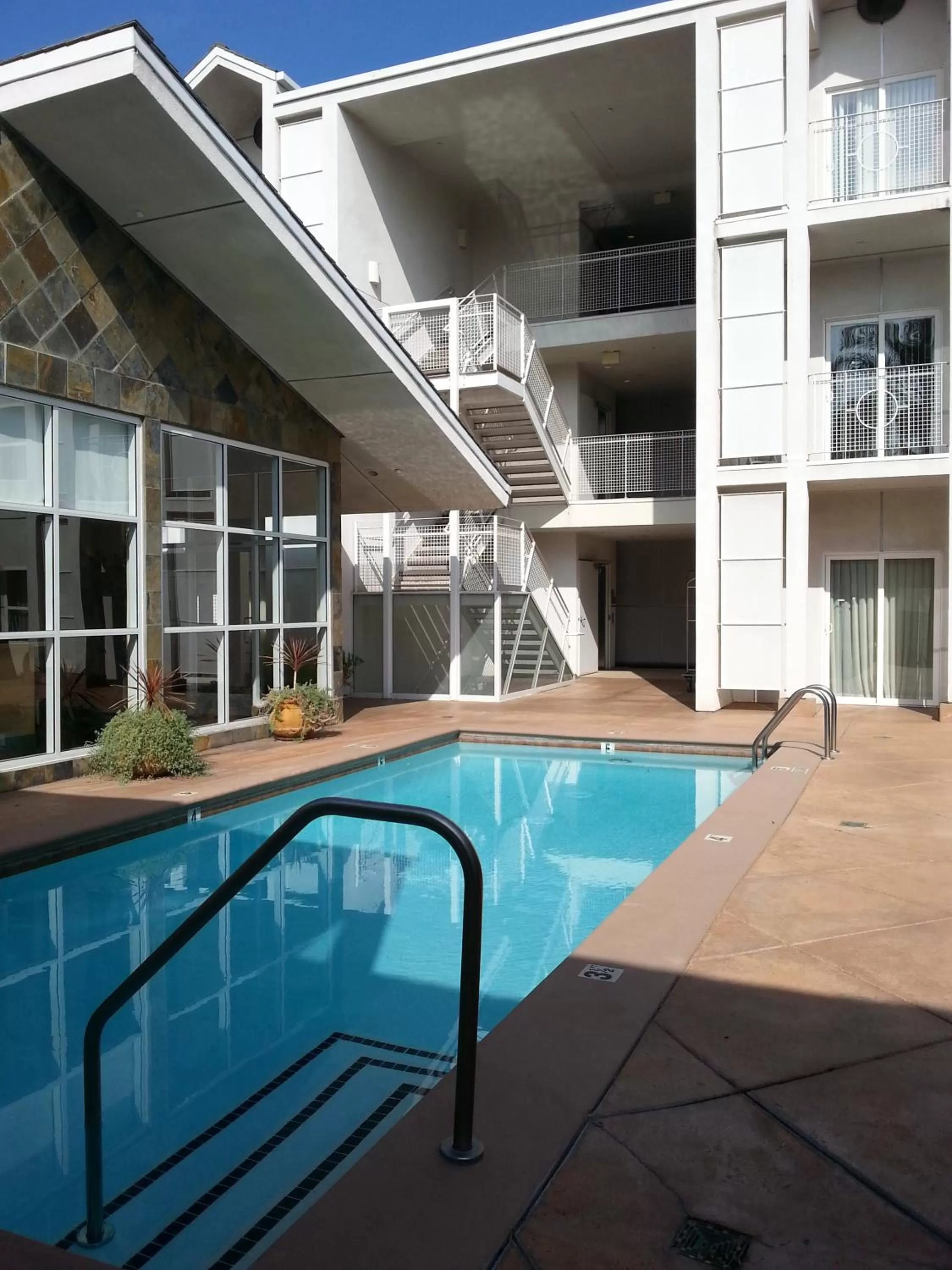 Swimming pool in Corporate Inn Sunnyvale - All-Suite Hotel