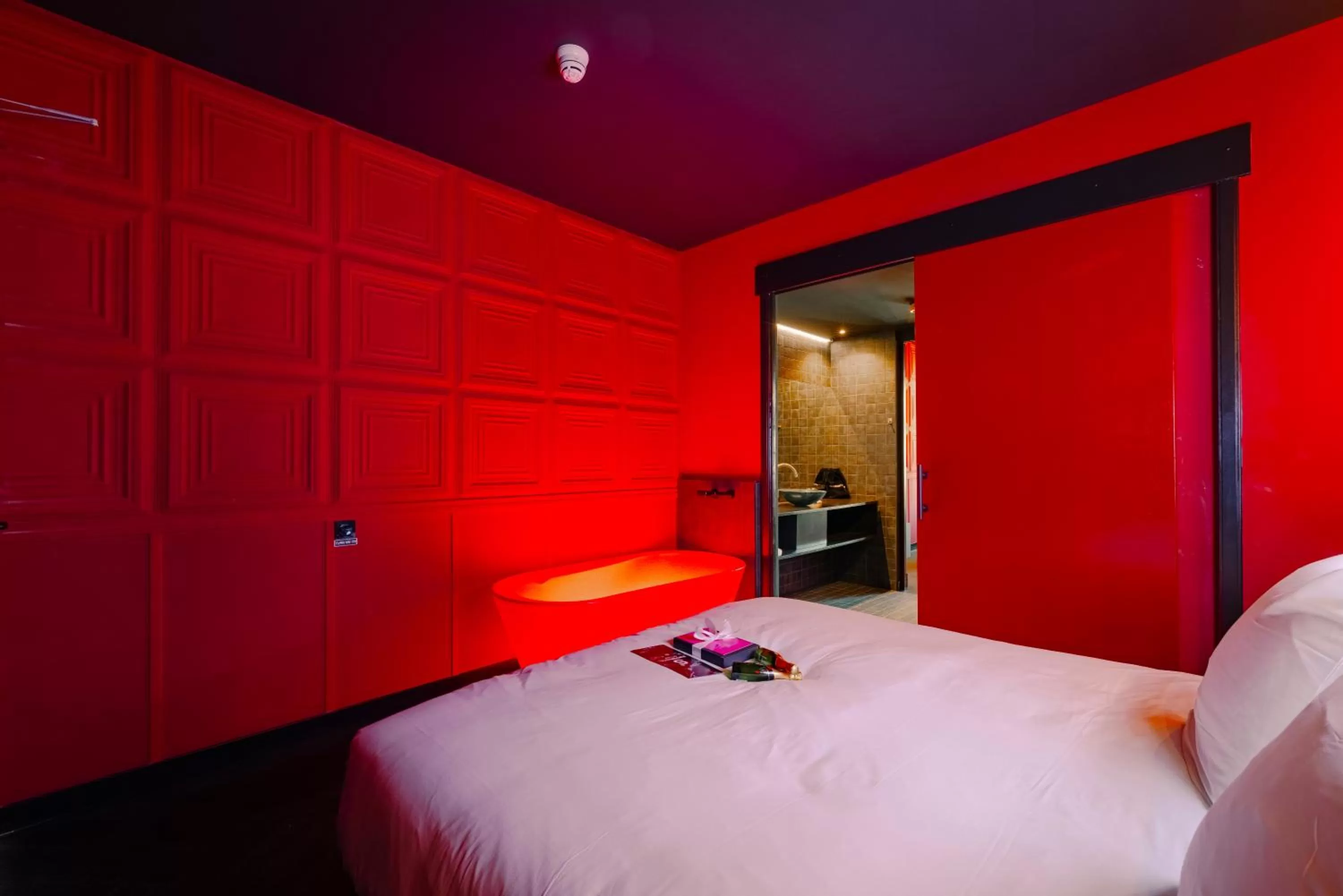 Bar Rouge Suite in SUPPER Hotel