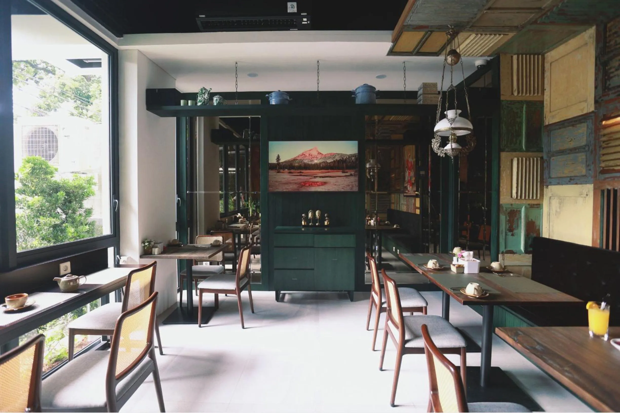 Restaurant/places to eat in S7 SUITES GANDARIA