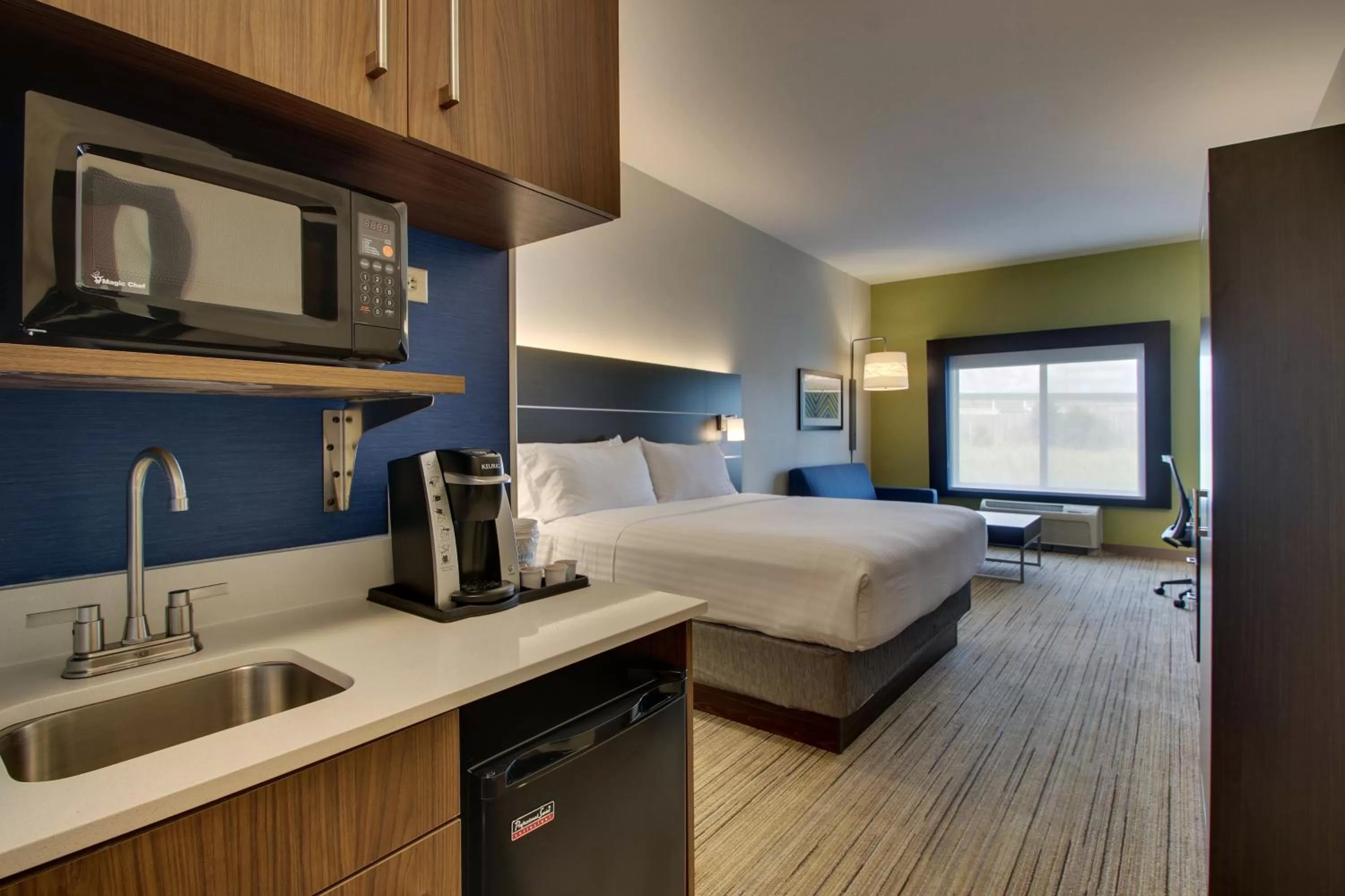 Photo of the whole room, Bed in Holiday Inn Express Hotel & Suites Morris by IHG