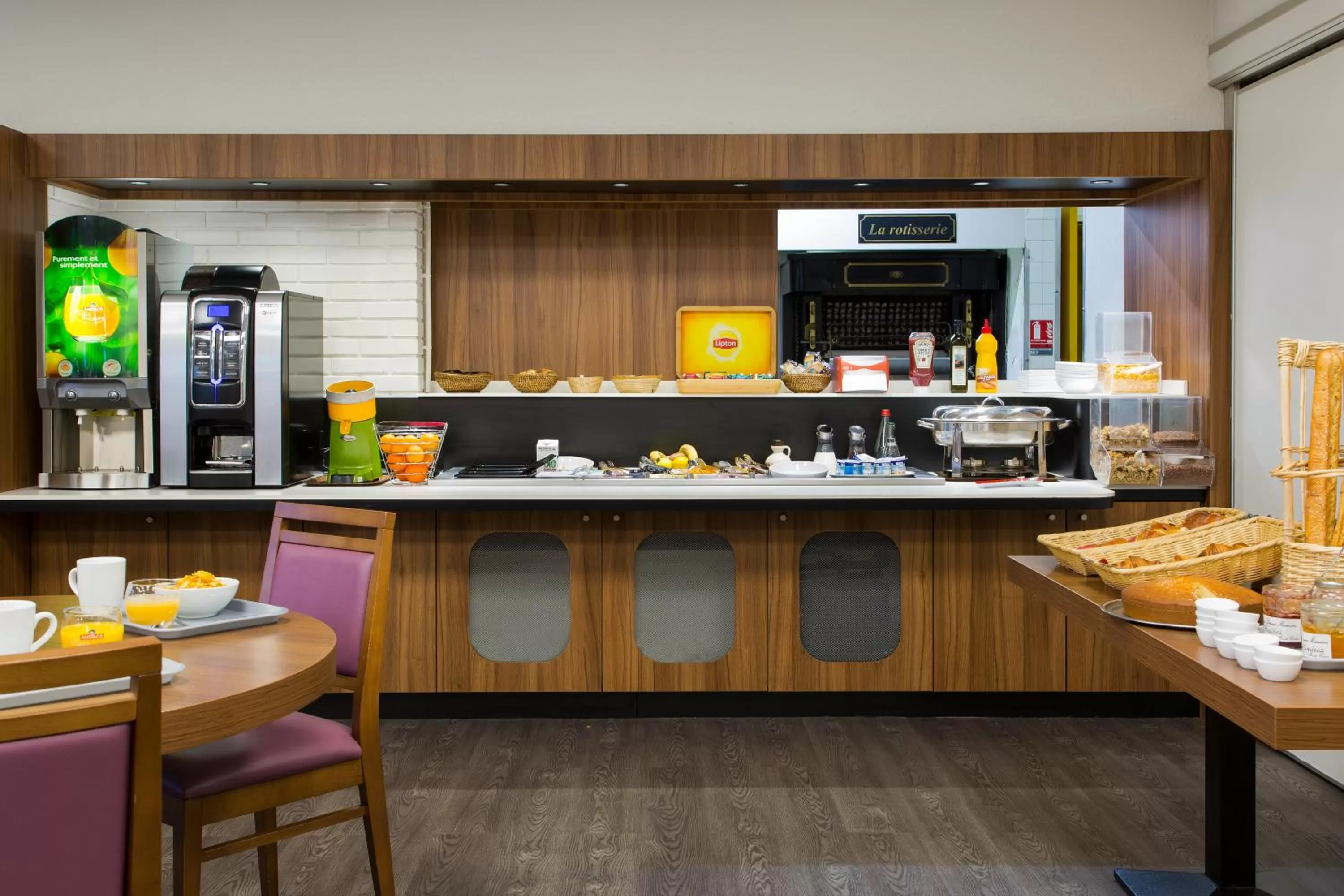 Lounge or bar in Comfort Hotel Etampes