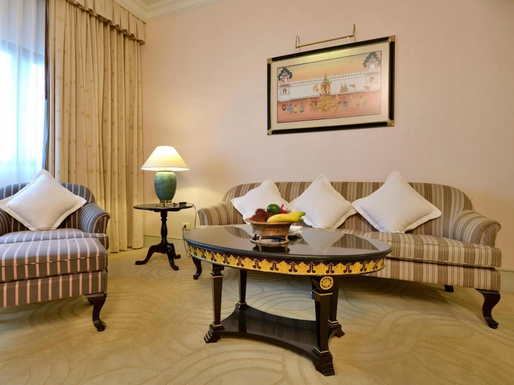 Living room in Evergreen Laurel Hotel Bangkok