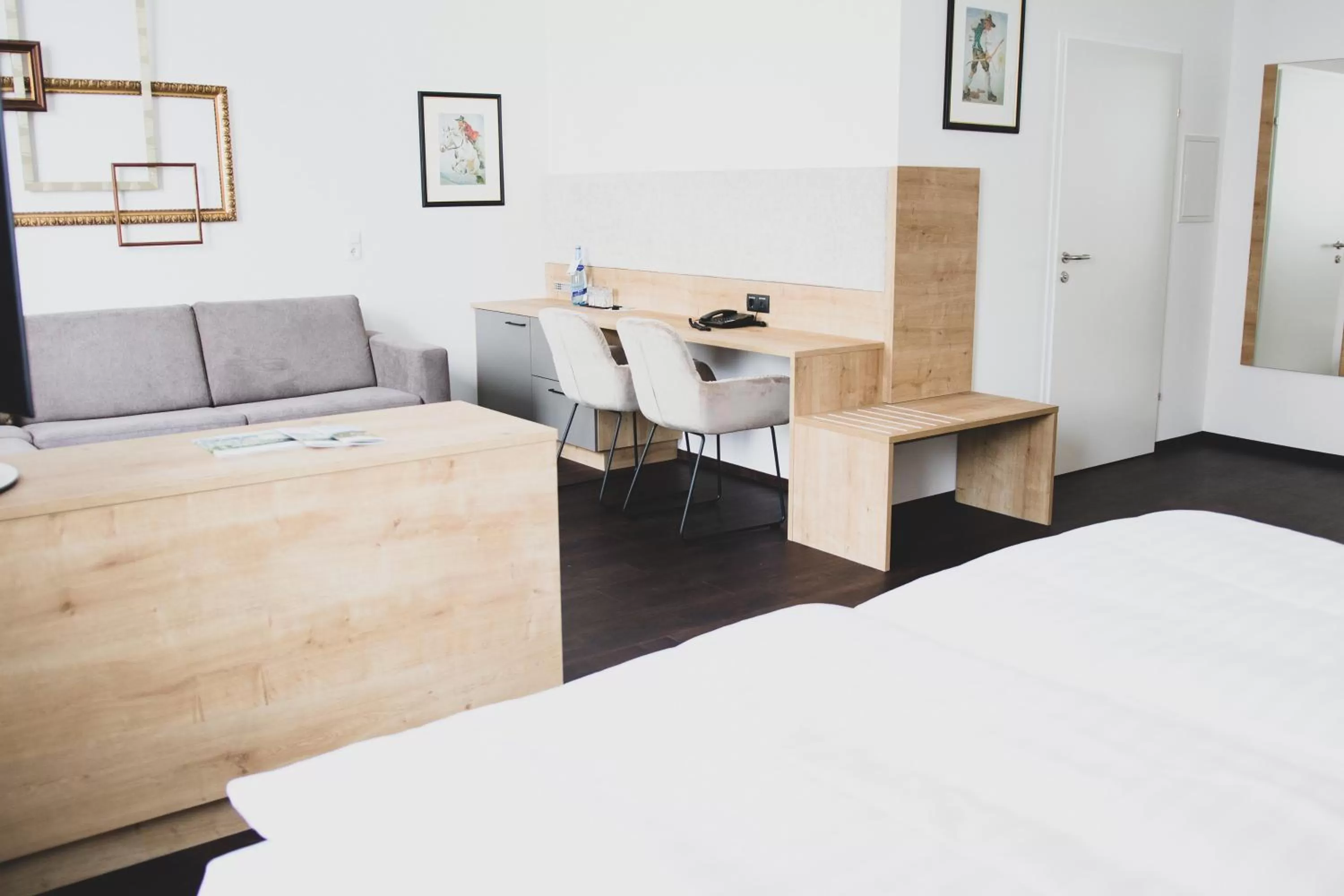 Photo of the whole room, Bed in EDELMANNs Hotel