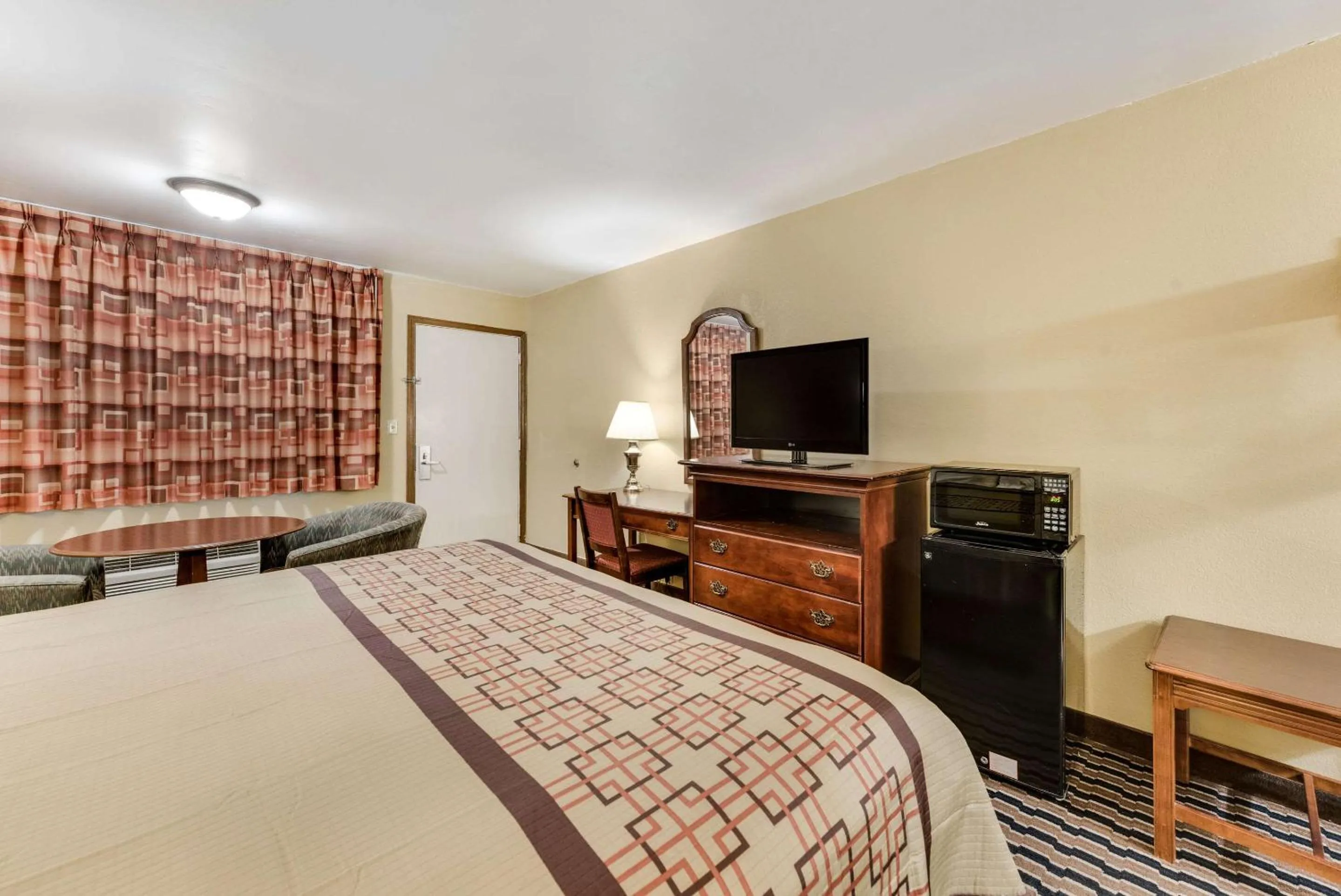 Photo of the whole room, Bed in Rodeway Inn Columbus West