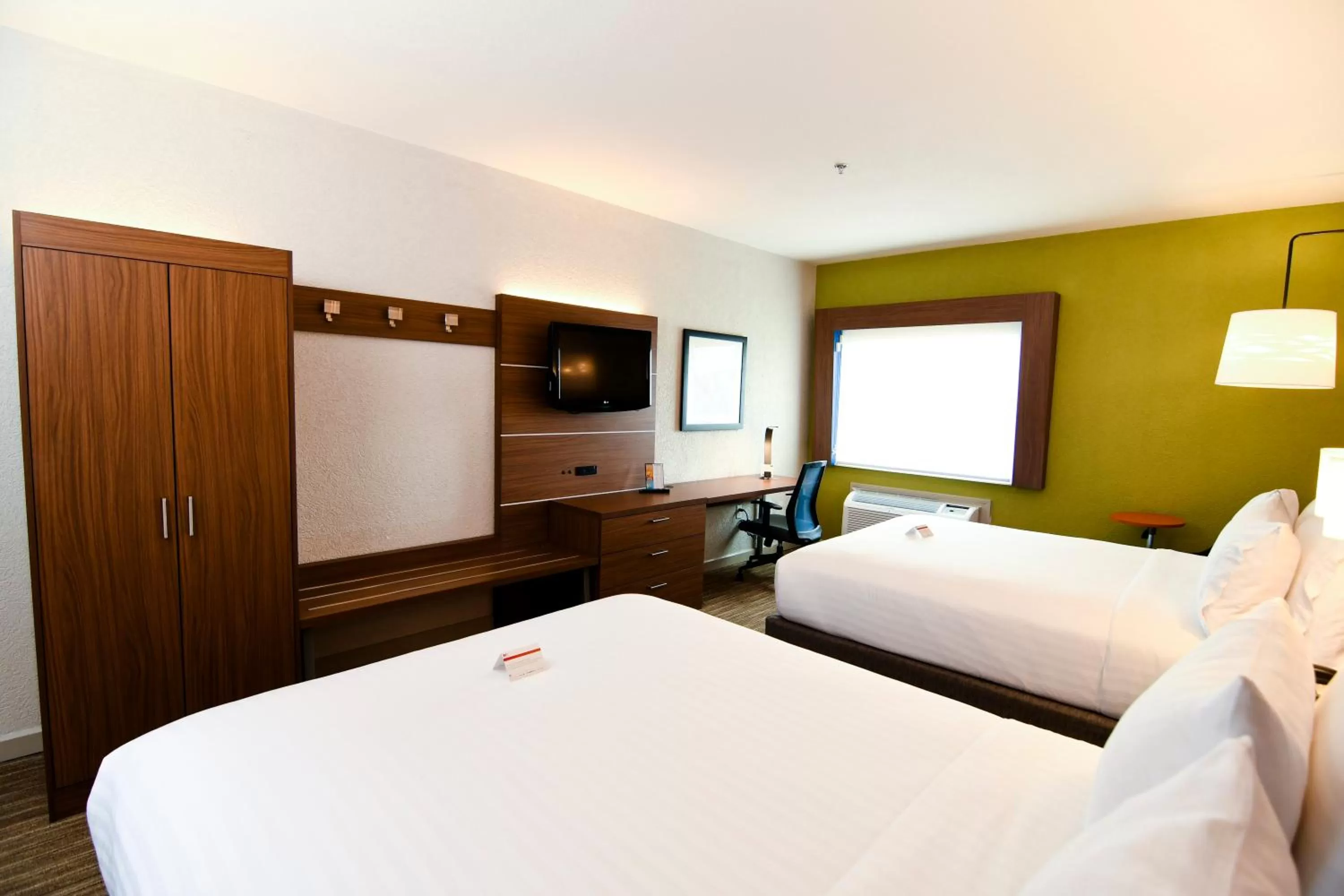 Photo of the whole room, Bed in Holiday Inn Express Hotel & Suites Port Clinton-Catawba Island by IHG