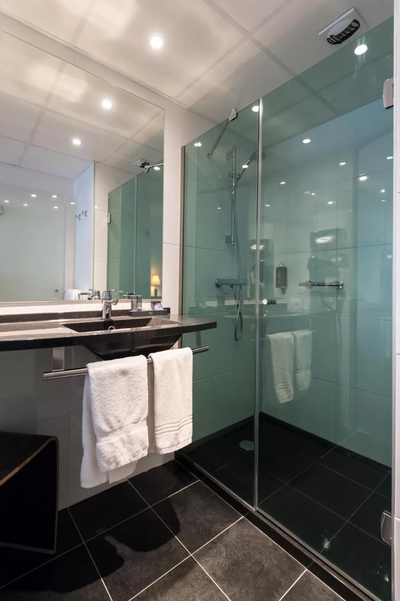 Shower in L'Amirauté Brest