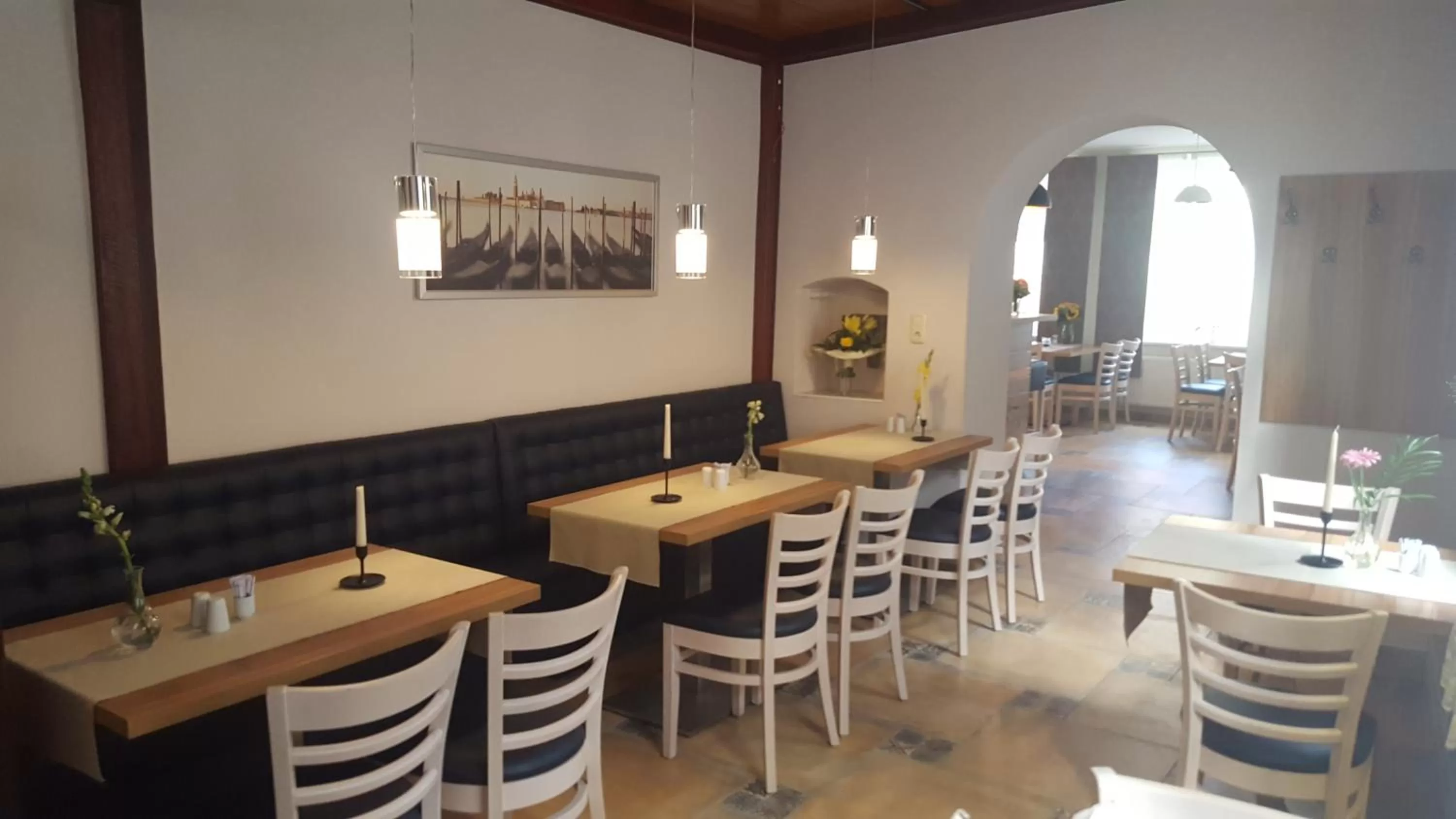 Restaurant/places to eat in Novel Hotel