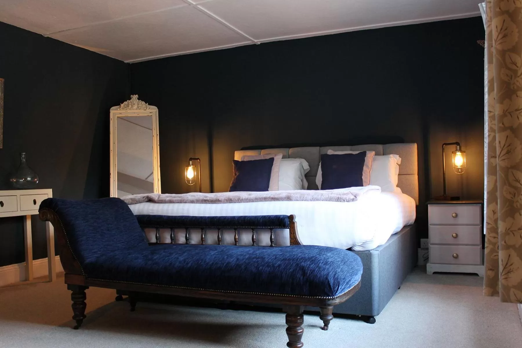 Bed in The Hatch Inn