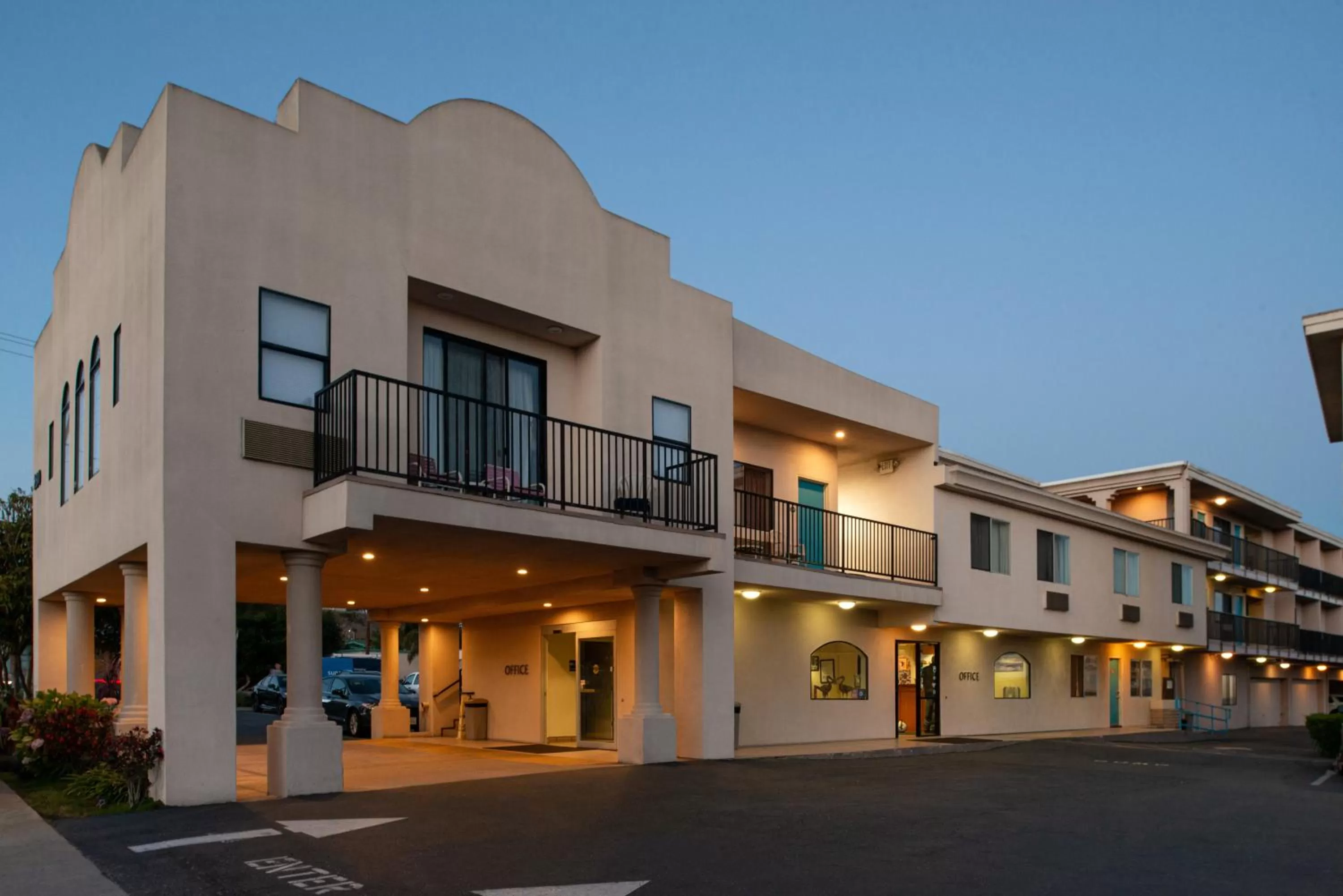 Property building in Edgewater Inn and Suites