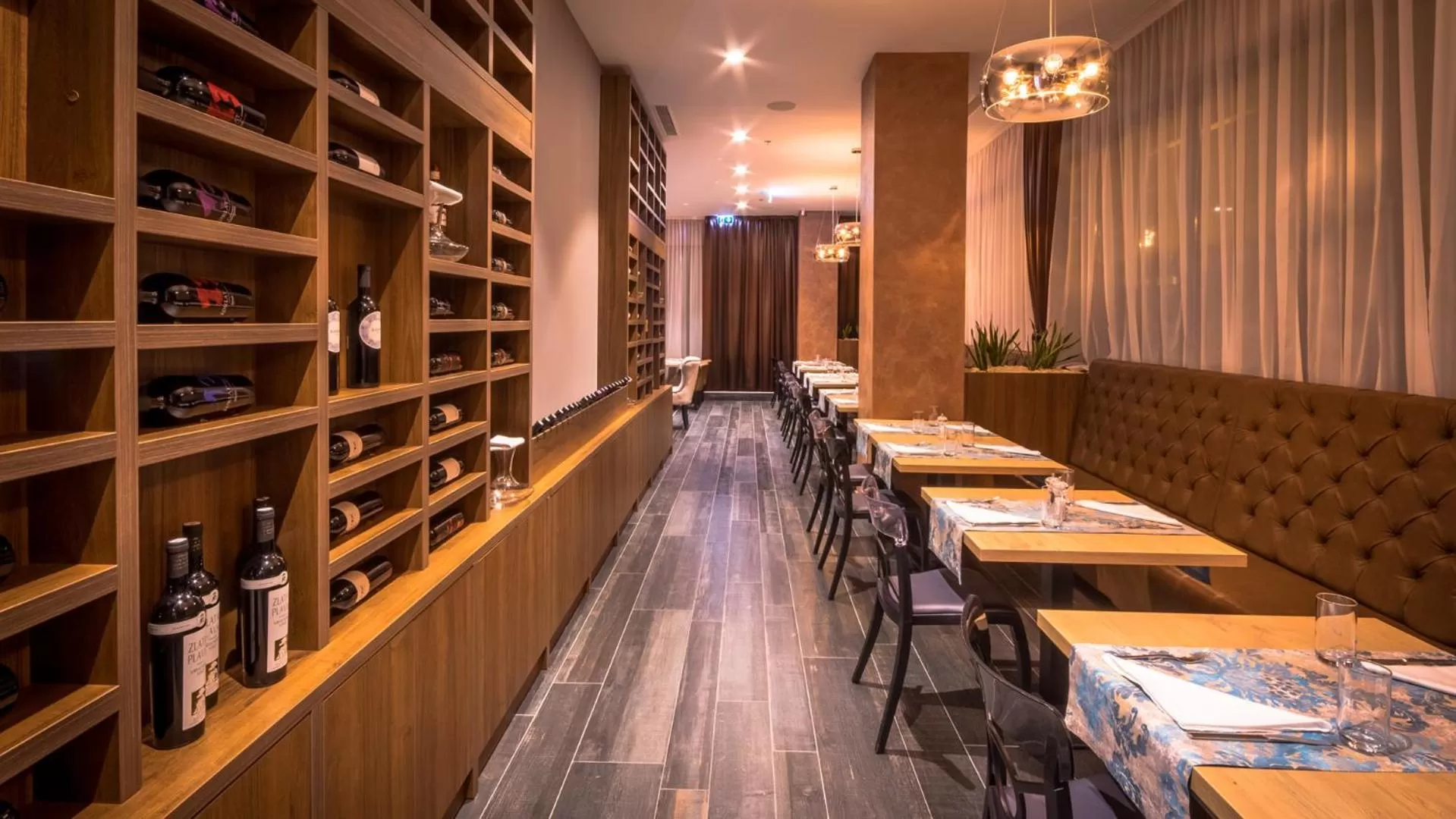 Restaurant/places to eat in Admiral Hotel